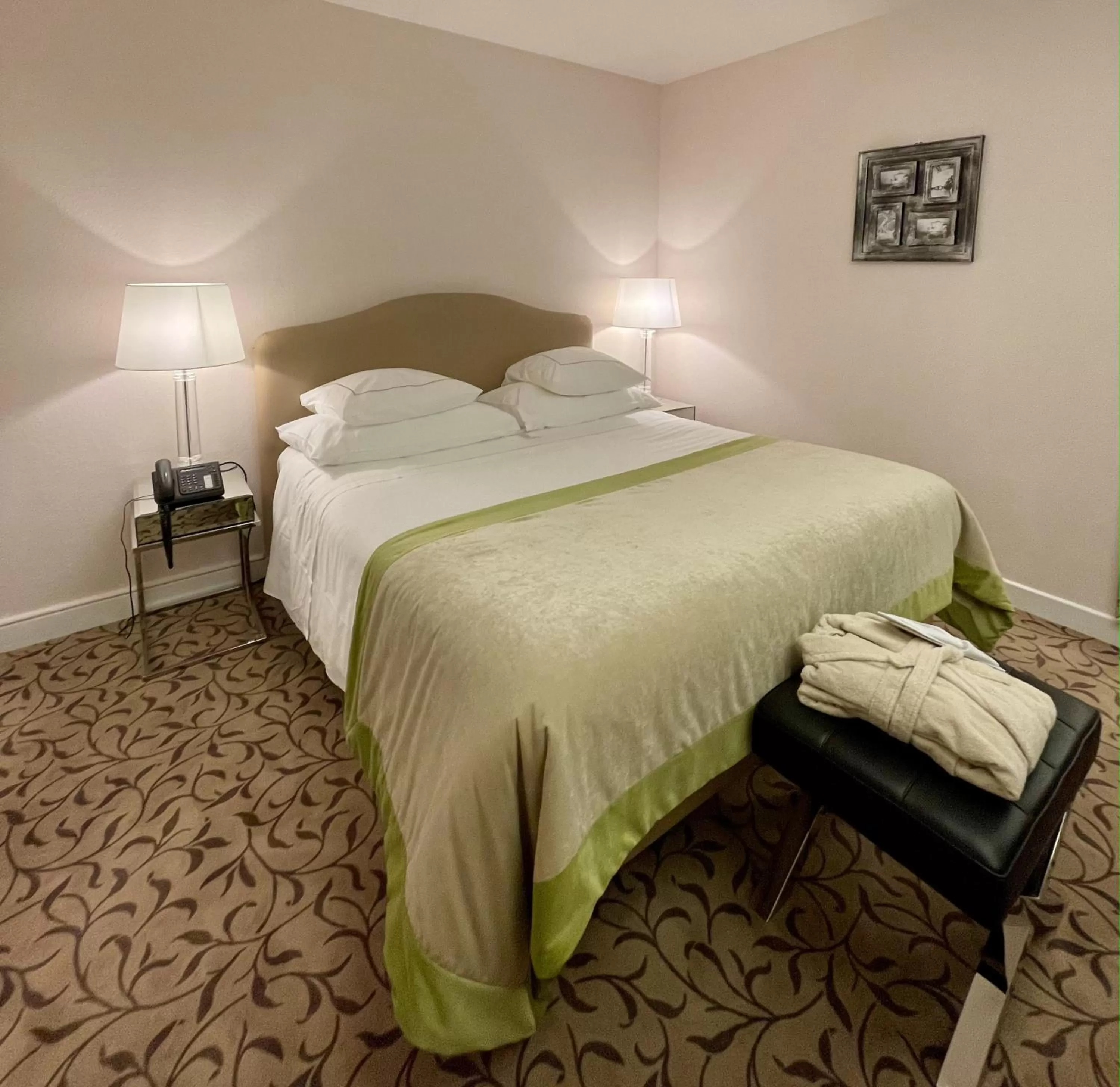 Bed in Hotel Adriatica