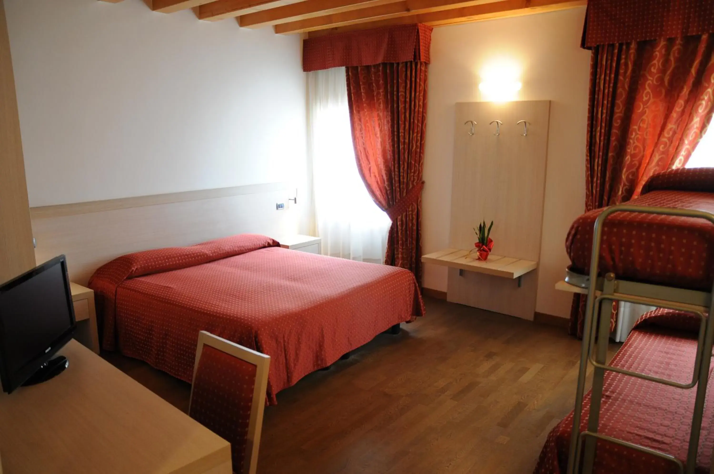 Photo of the whole room, Bed in Hotel 5 Colonne