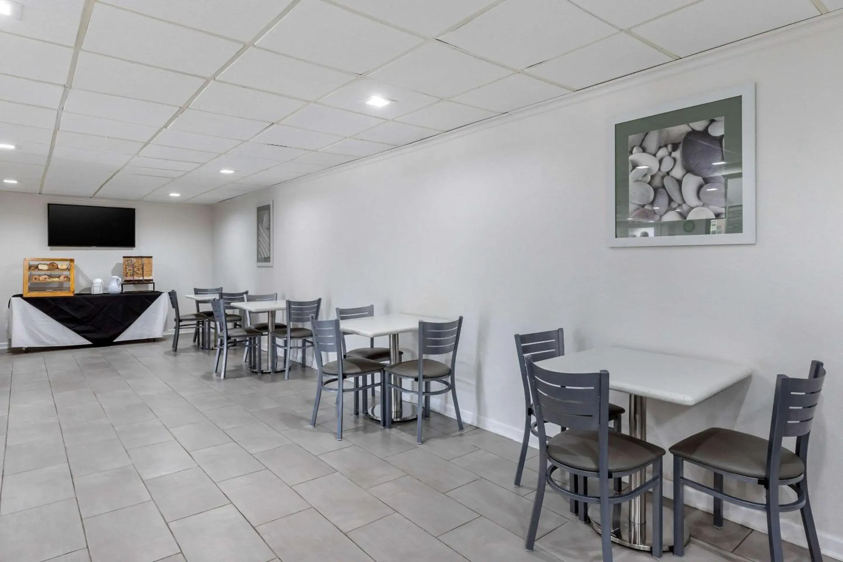 Restaurant/Places to Eat in Suburban Studios at the University Restaurant/Places to Eat in Suburban Studios at the University