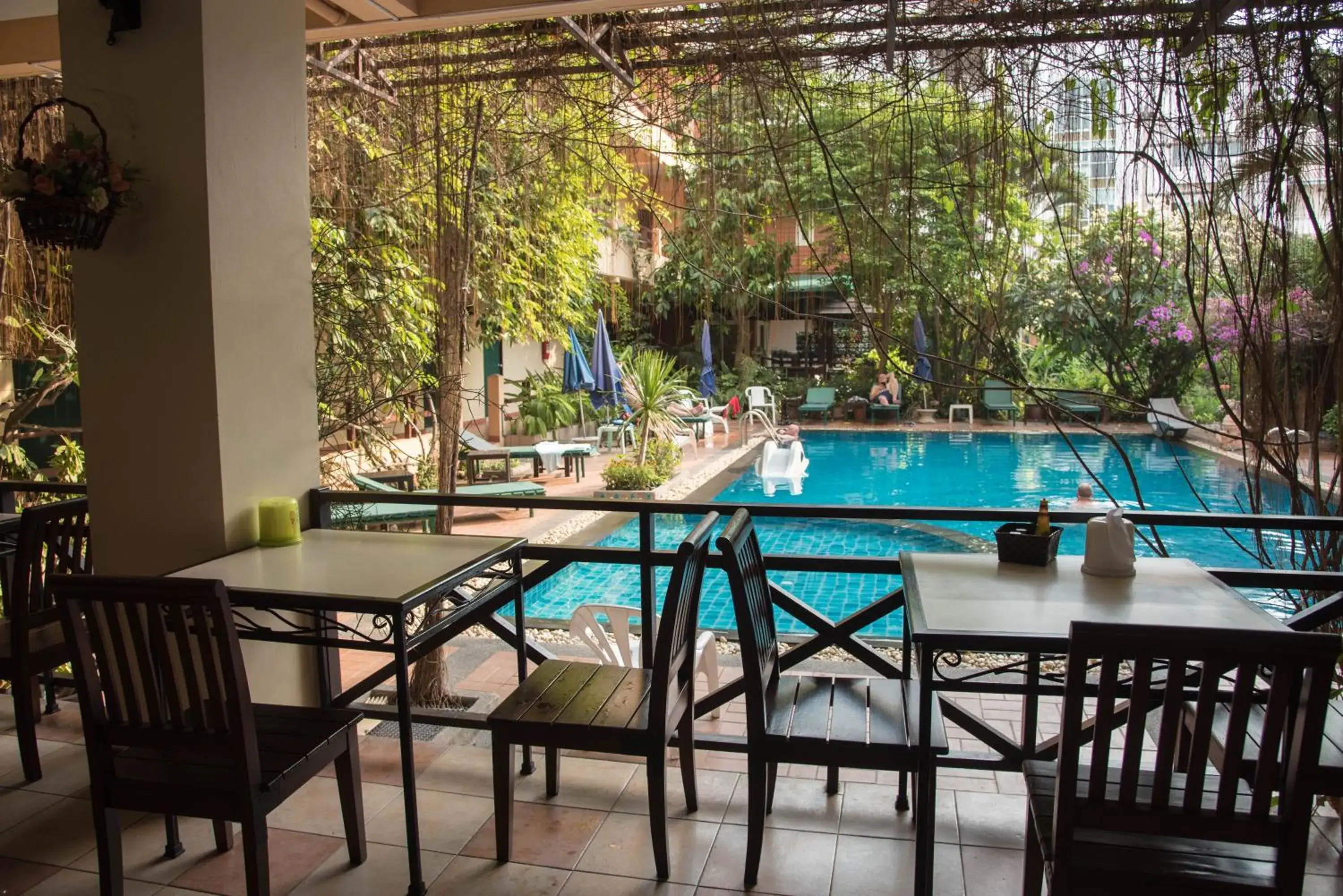 Restaurant/places to eat, Swimming Pool in Opey De Place Pattaya