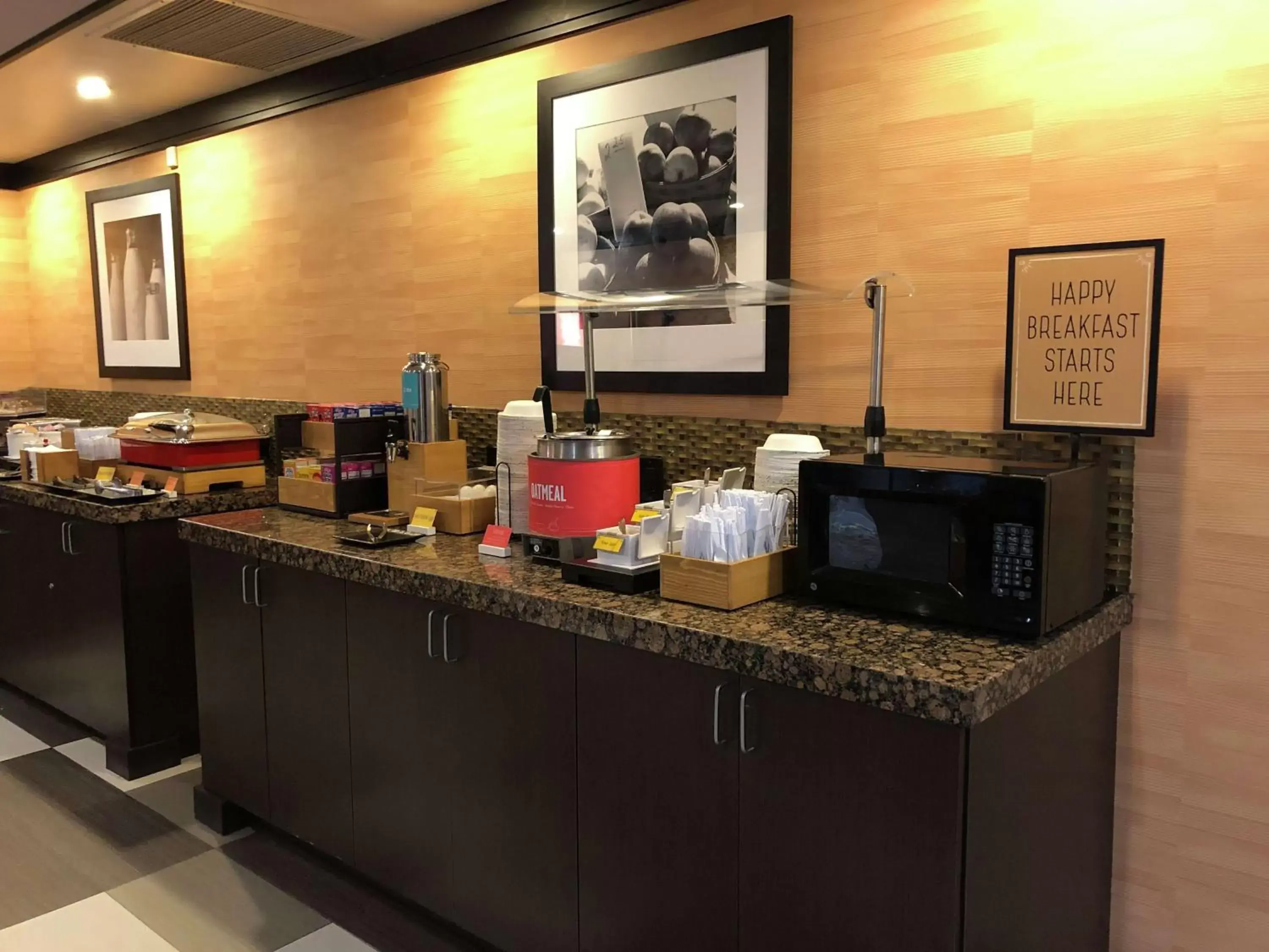 Breakfast, Kitchen/Kitchenette in Hampton Inn and Suites Tulsa Central