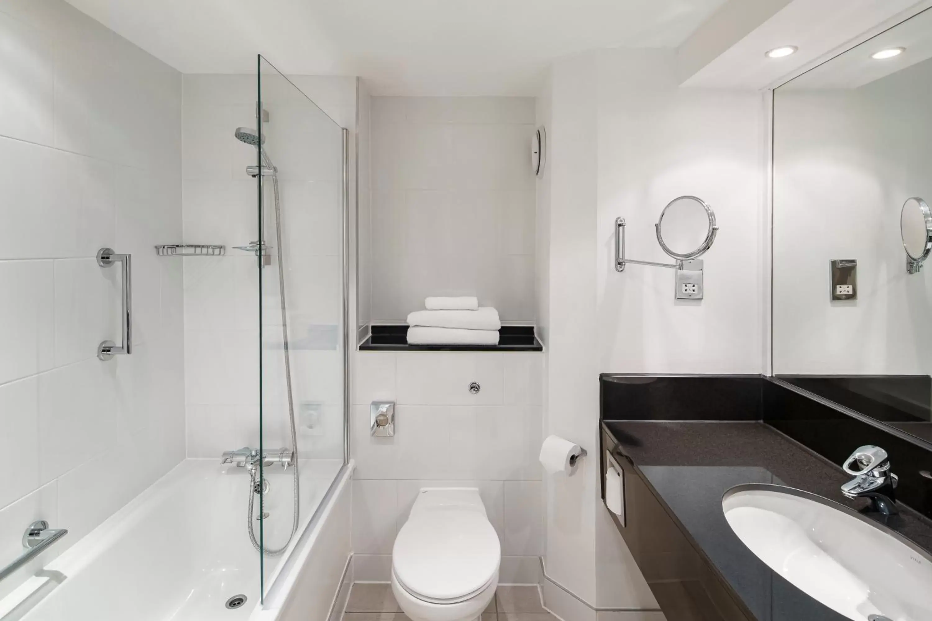 Bedroom, Bathroom in Crowne Plaza Glasgow, an IHG Hotel