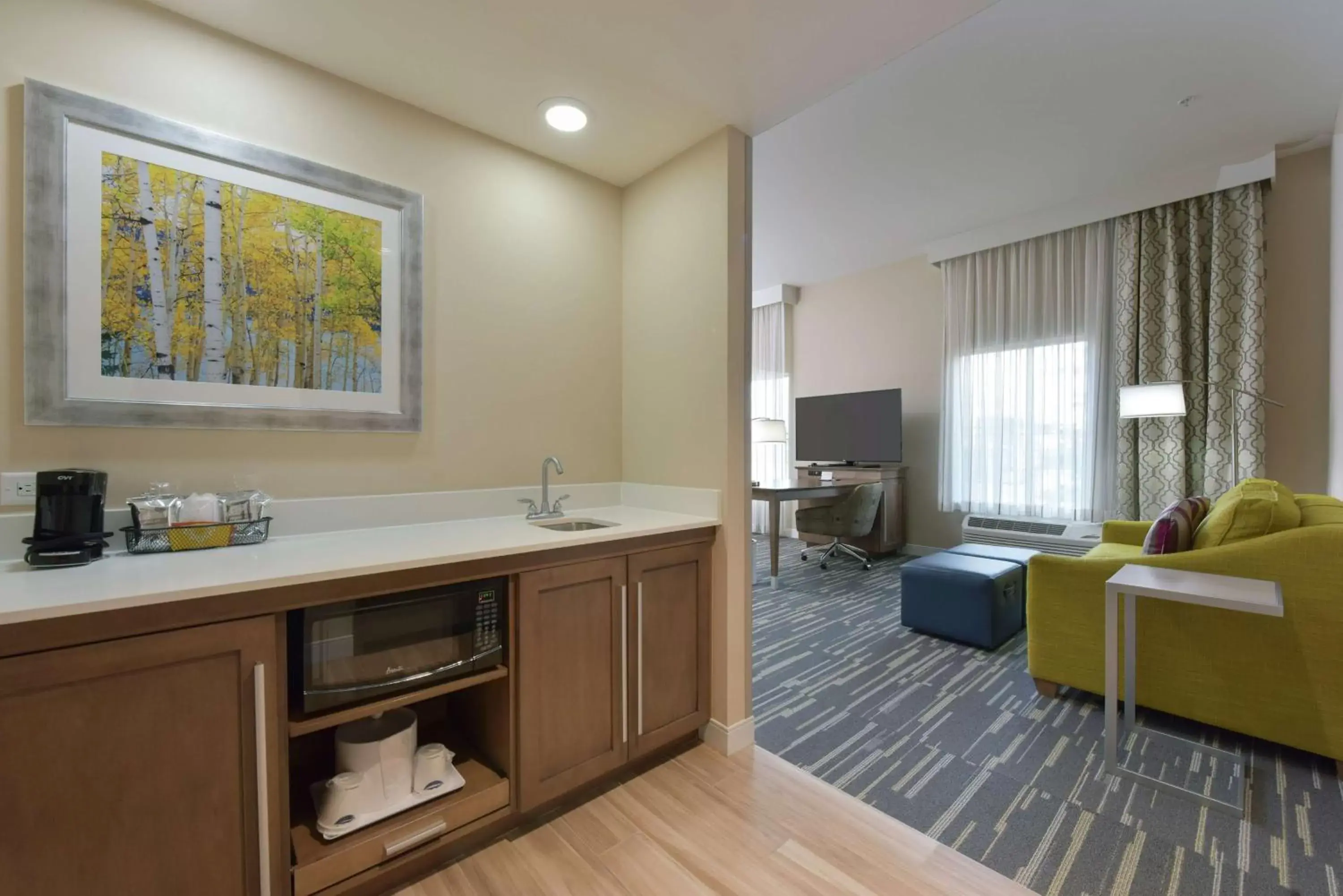 Photo of the whole room, Kitchen/Kitchenette in Hampton Inn & Suites Seattle/Redmond Wa