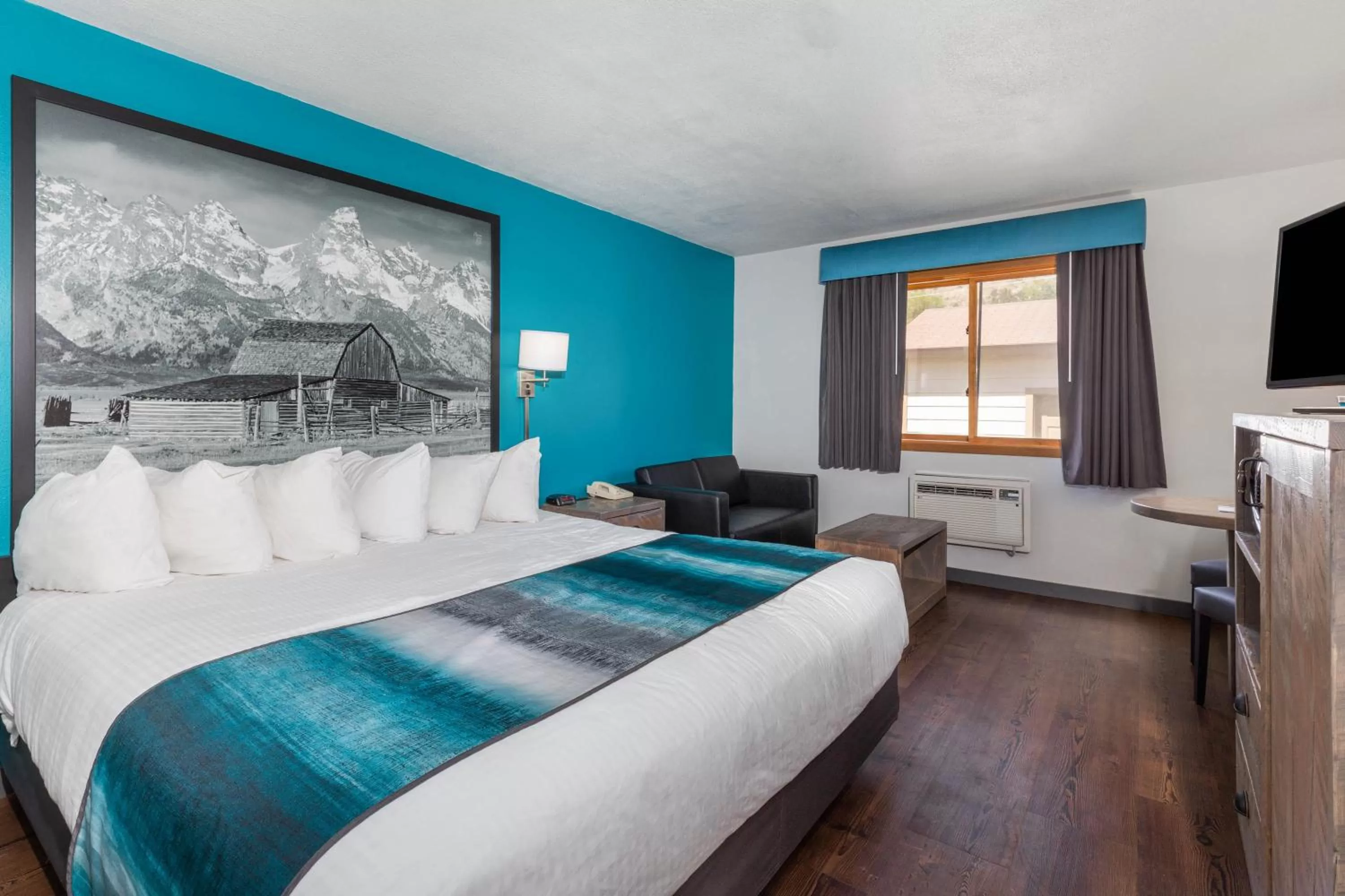 Photo of the whole room, Bed in Super 8 by Wyndham Gardiner/Yellowstone Park Area