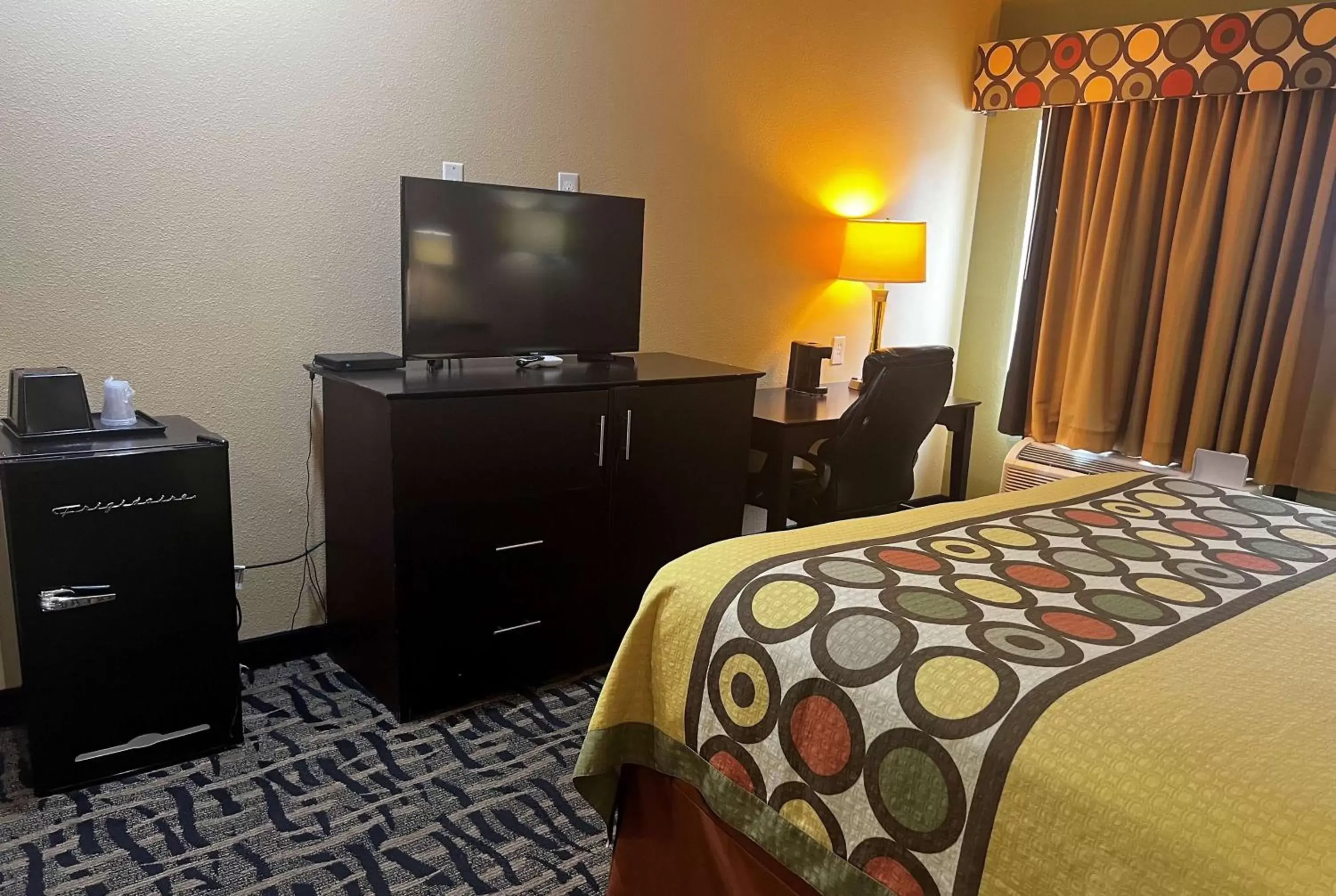 Photo of the whole room, TV/Entertainment Center in Super 8 by Wyndham Pasadena