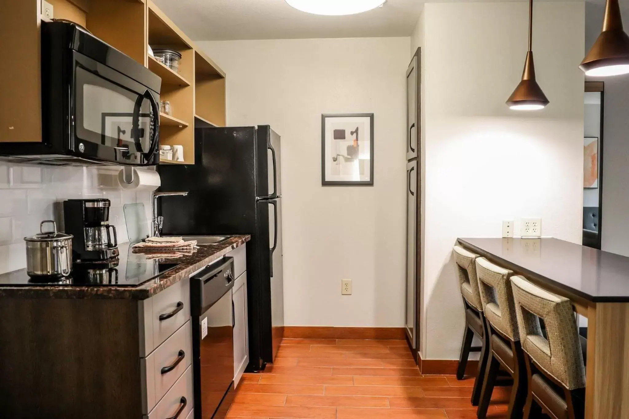 Bedroom, Kitchen/Kitchenette in Candlewood Suites Richmond Airport, an IHG Hotel