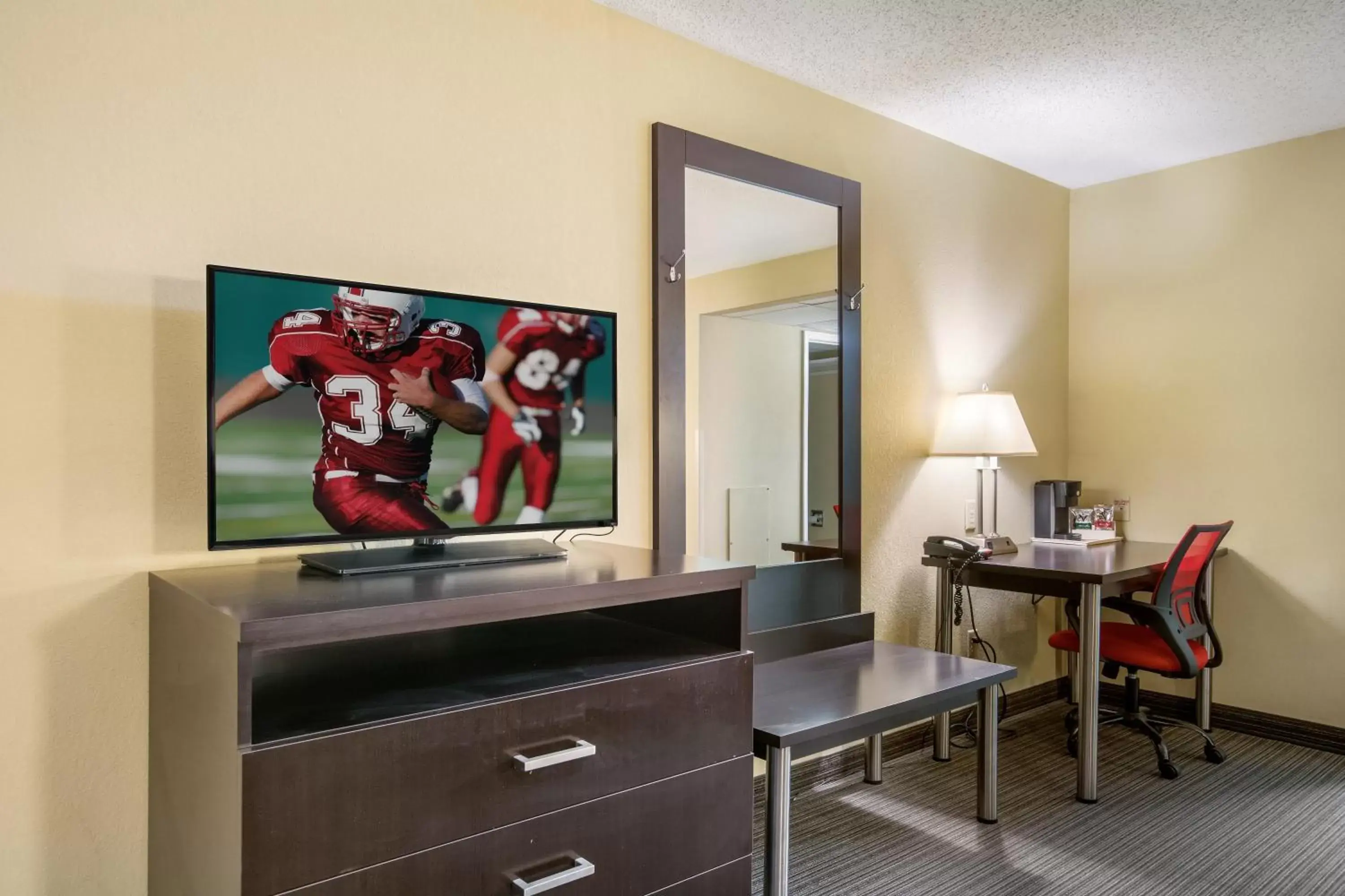 Photo of the whole room, TV/Entertainment Center in Red Roof Inn Vincennes