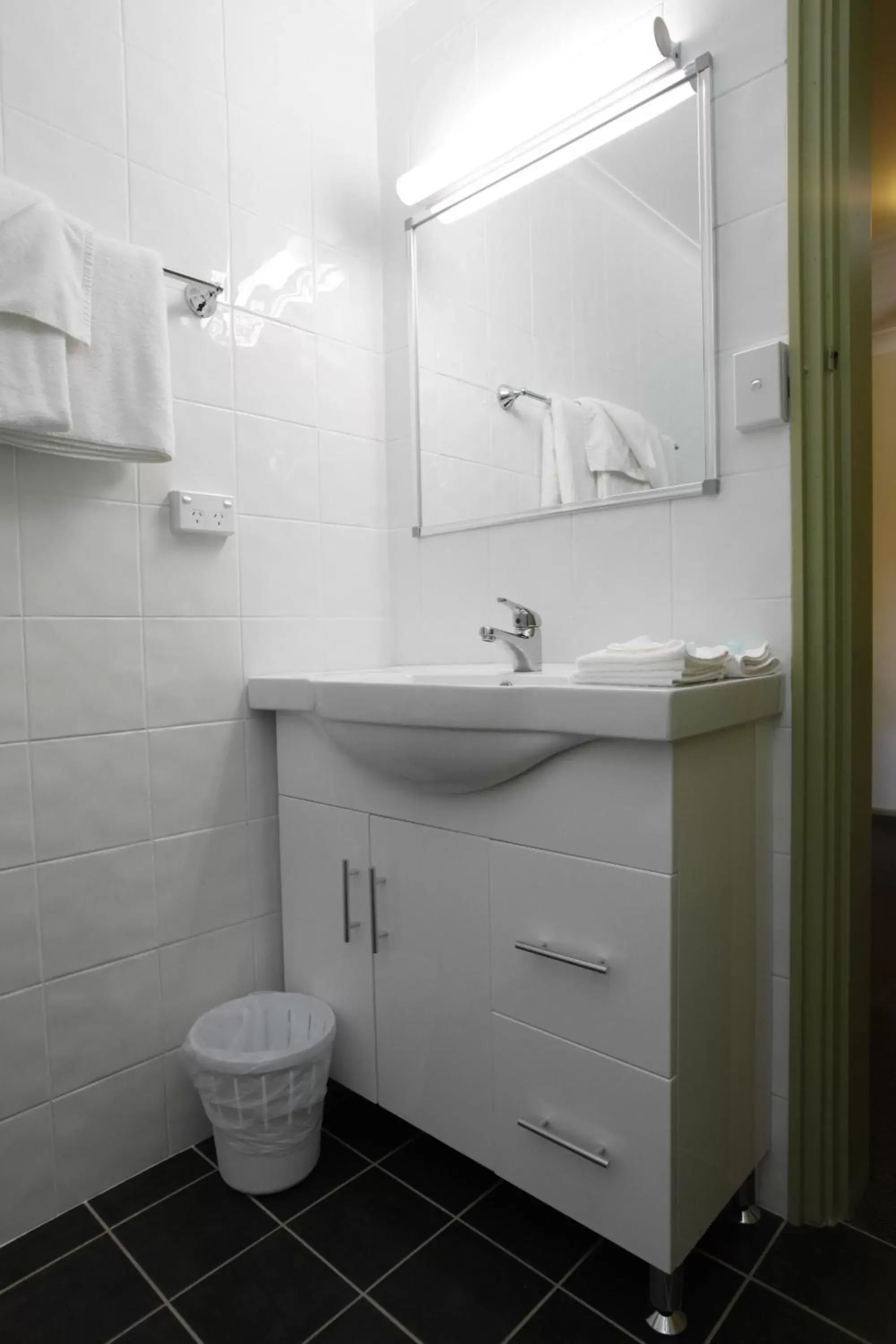 Bathroom in Maclin Lodge Motel
