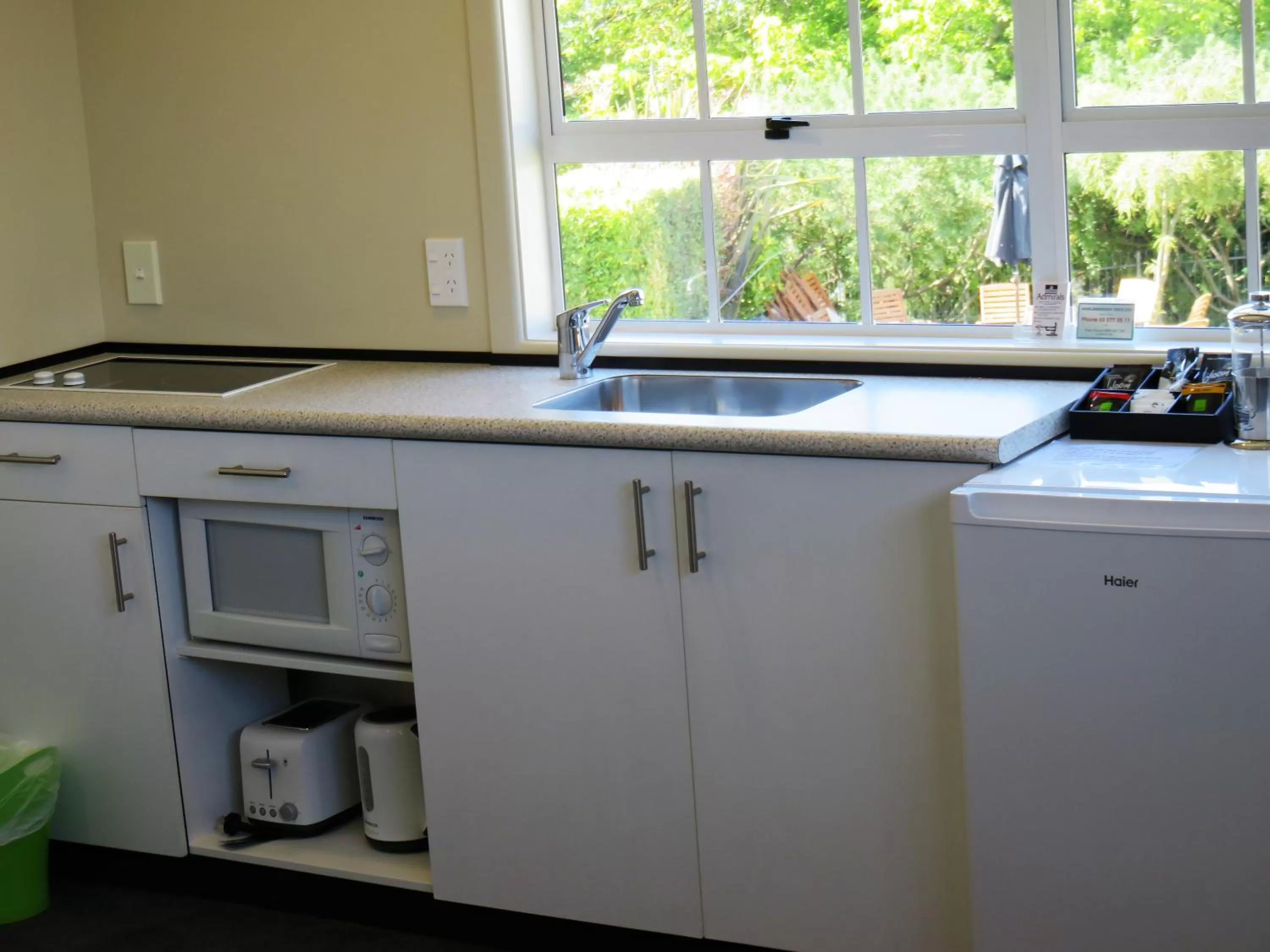 Kitchen or kitchenette in Admirals Motor Lodge