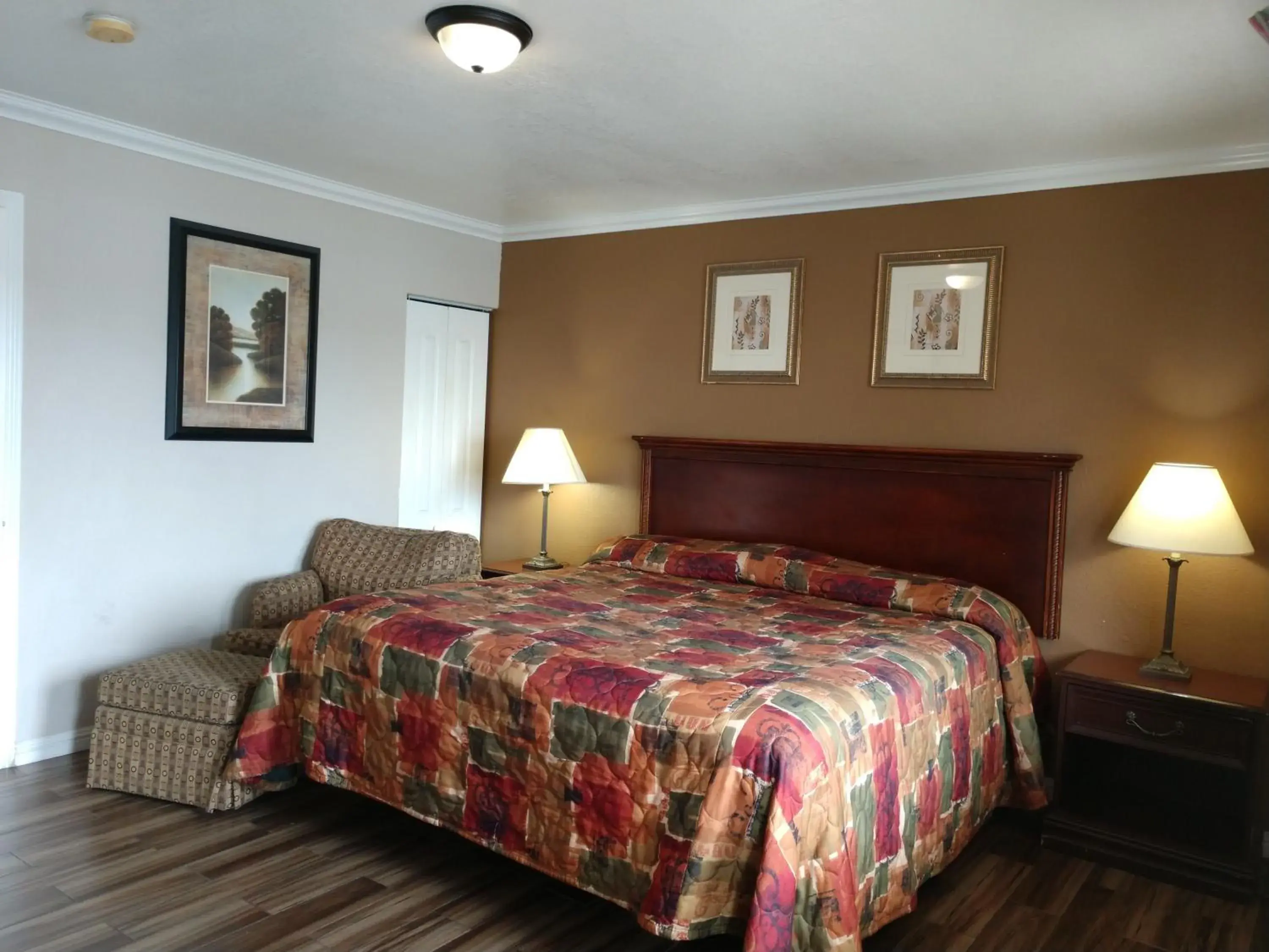 Photo of the whole room, Bed in Bartlett Motel