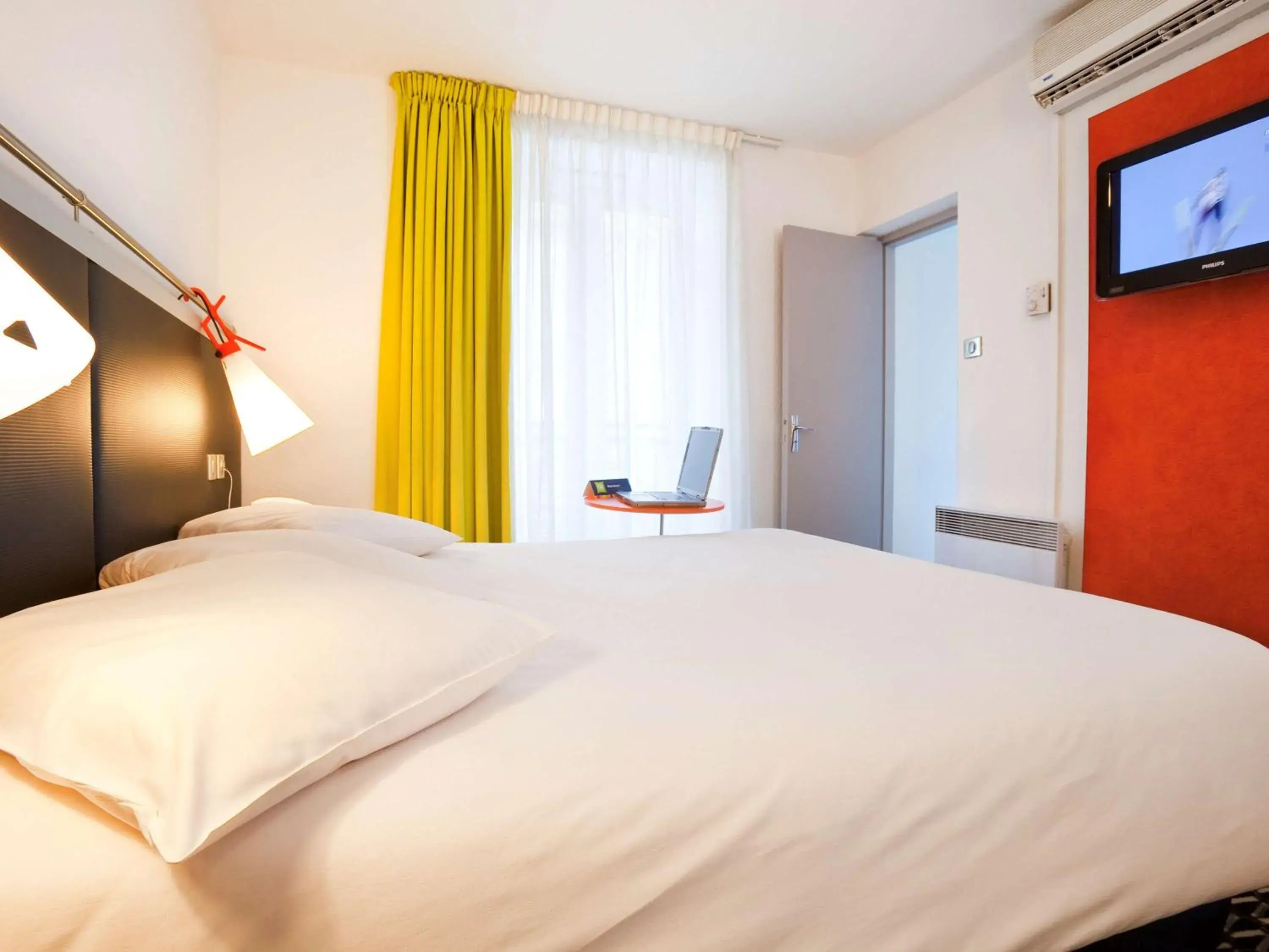 Photo of the whole room, Bed in Ibis Styles Paris Republique Hotel