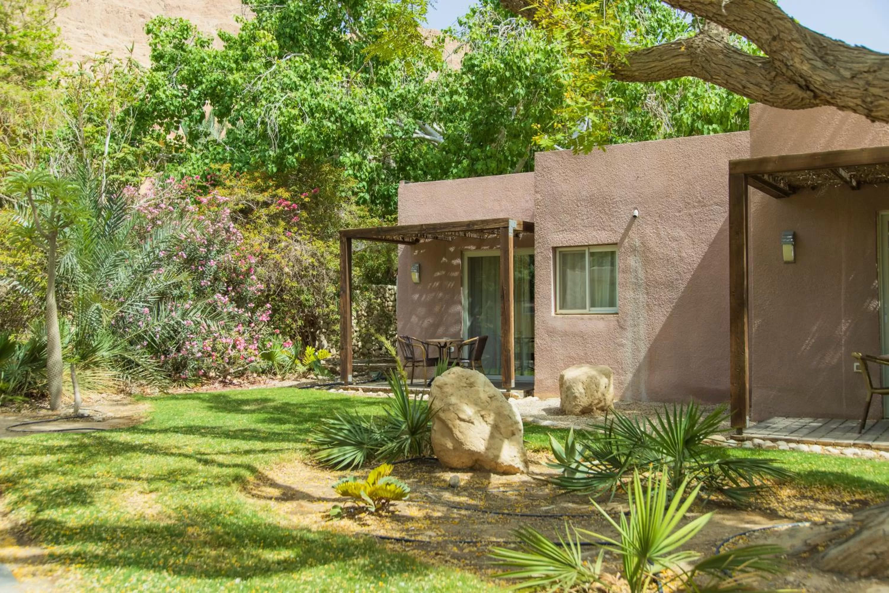 Facade/entrance in Ein Gedi Kibbutz Hotel