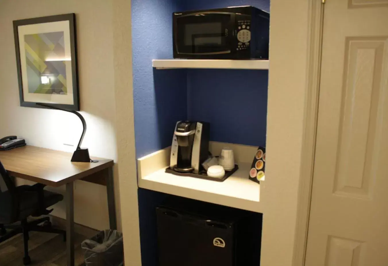 Coffee/tea facilities, Kitchen/Kitchenette in Holiday Inn Express Atlanta - Northeast I-85 - Clairmont Road, an IHG Hotel