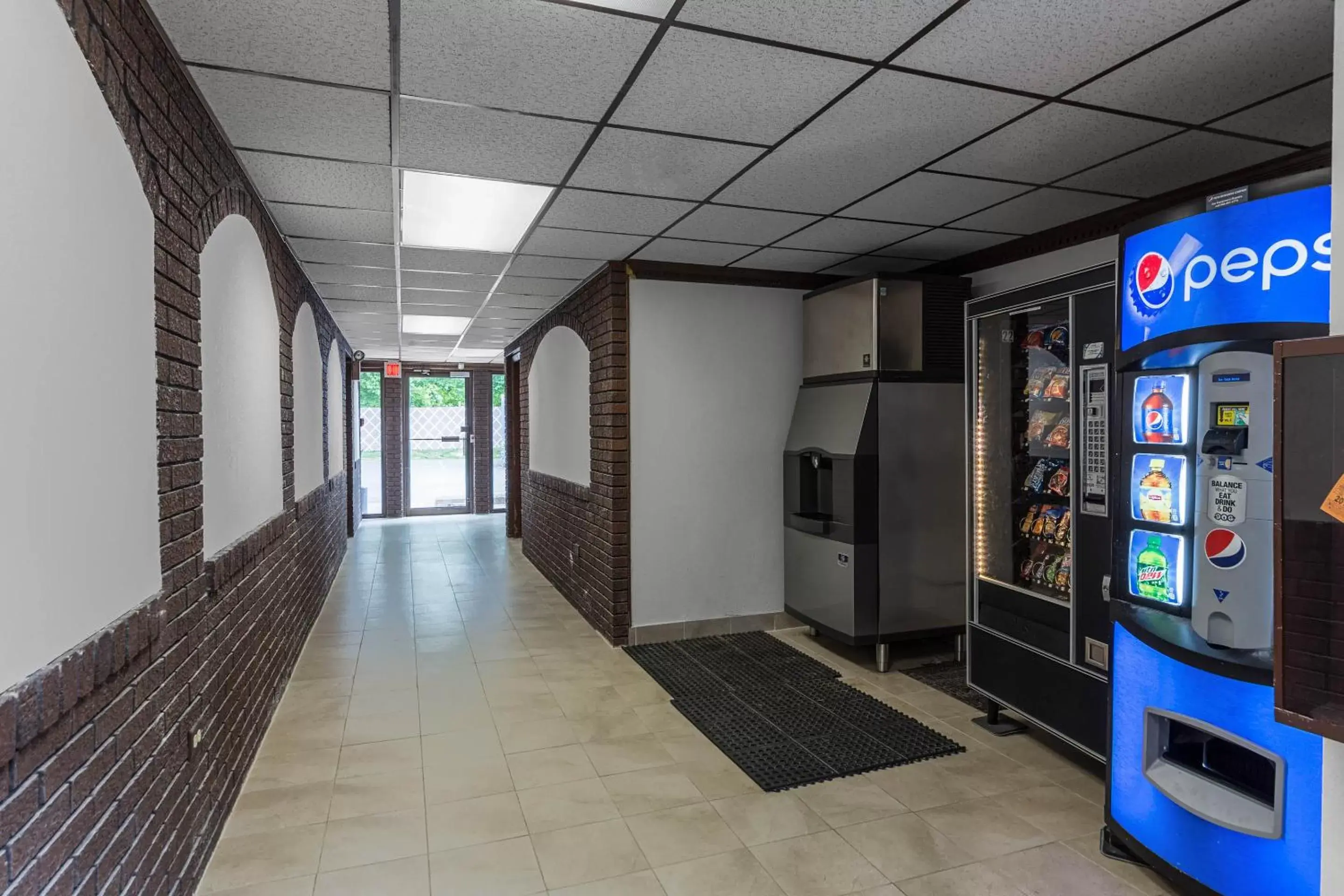 Area and facilities in Motel 6-Warminster, PA