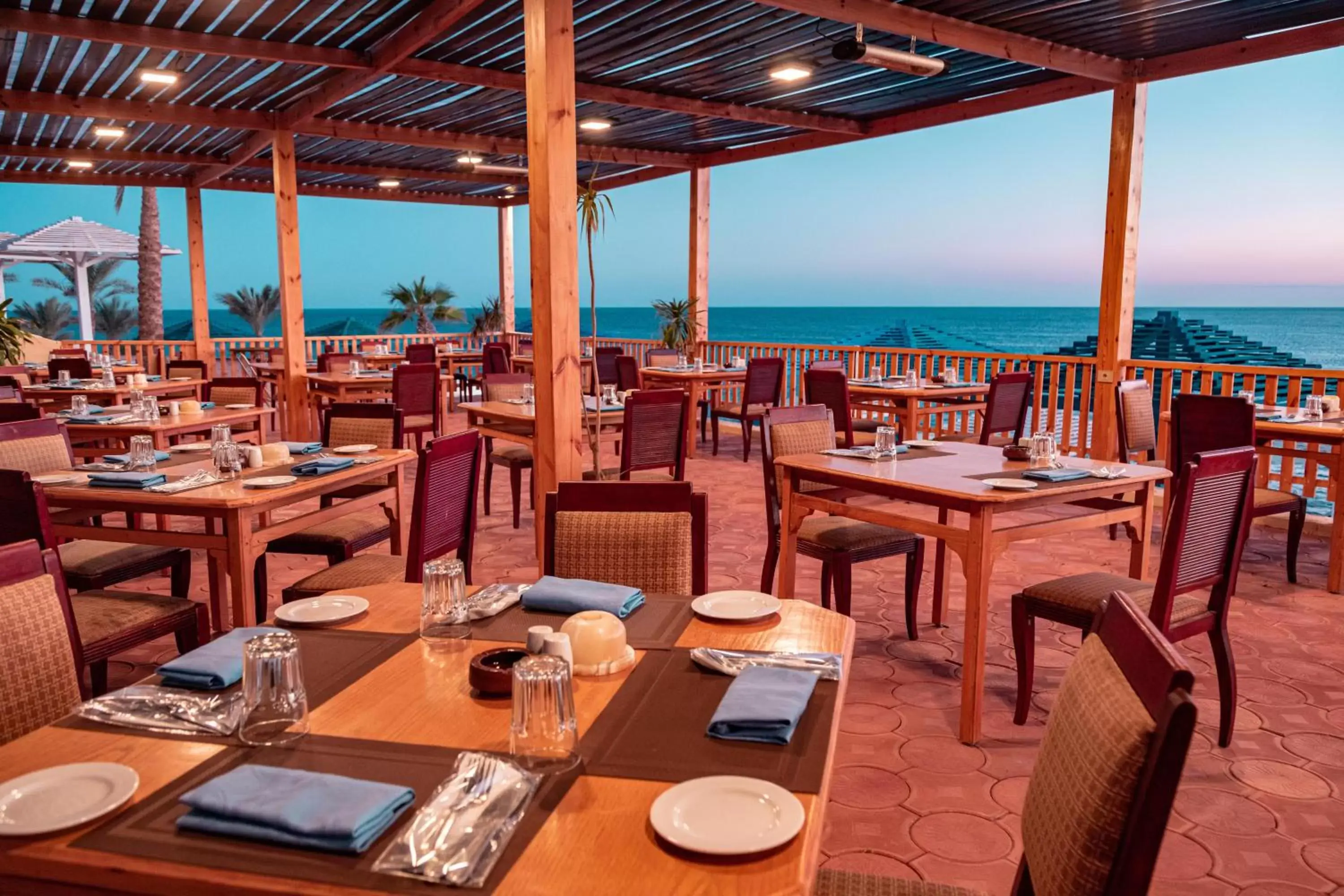 Restaurant/Places to Eat in Grand Oasis Resort