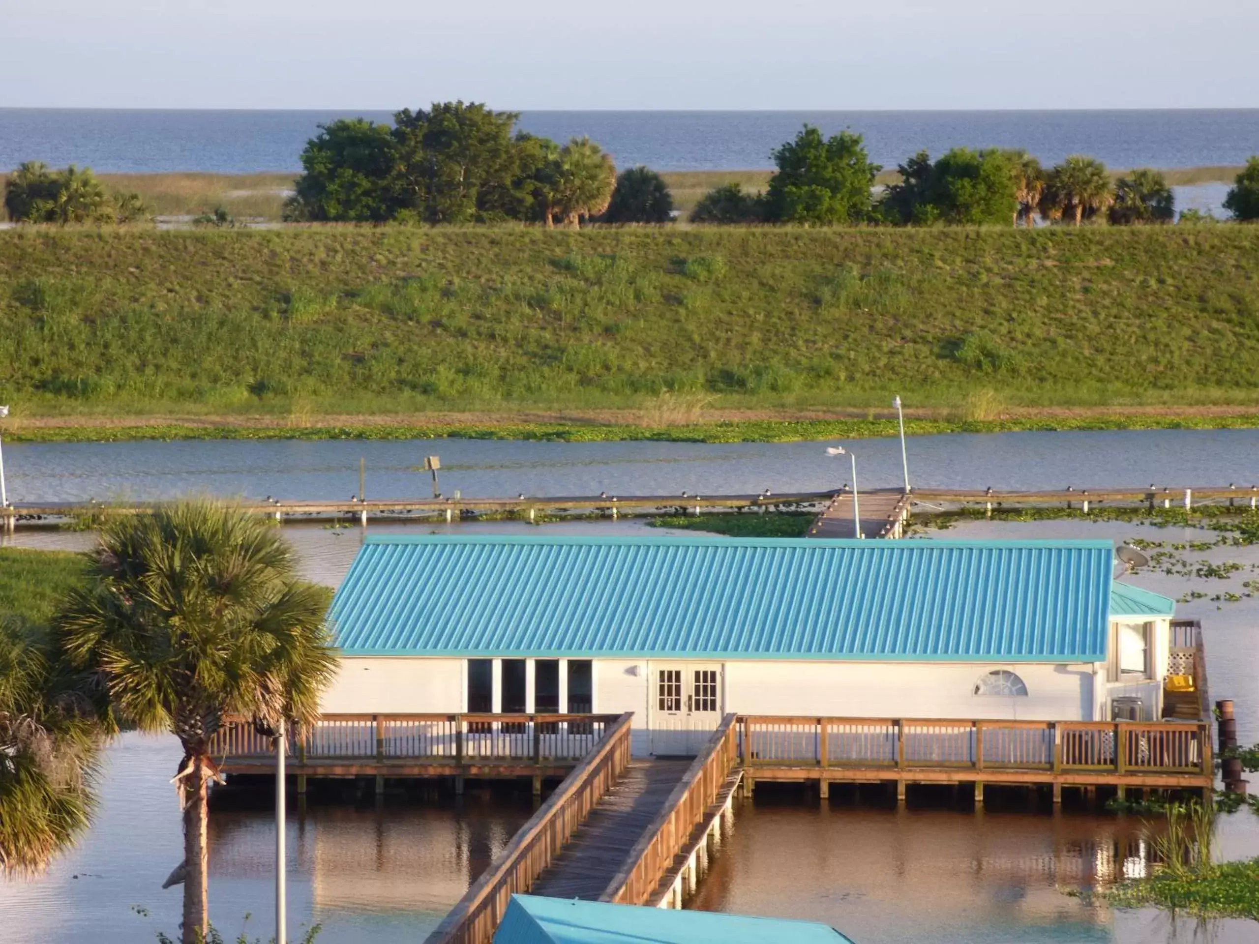 Property building in Days Inn & Suites by Wyndham Lake Okeechobee