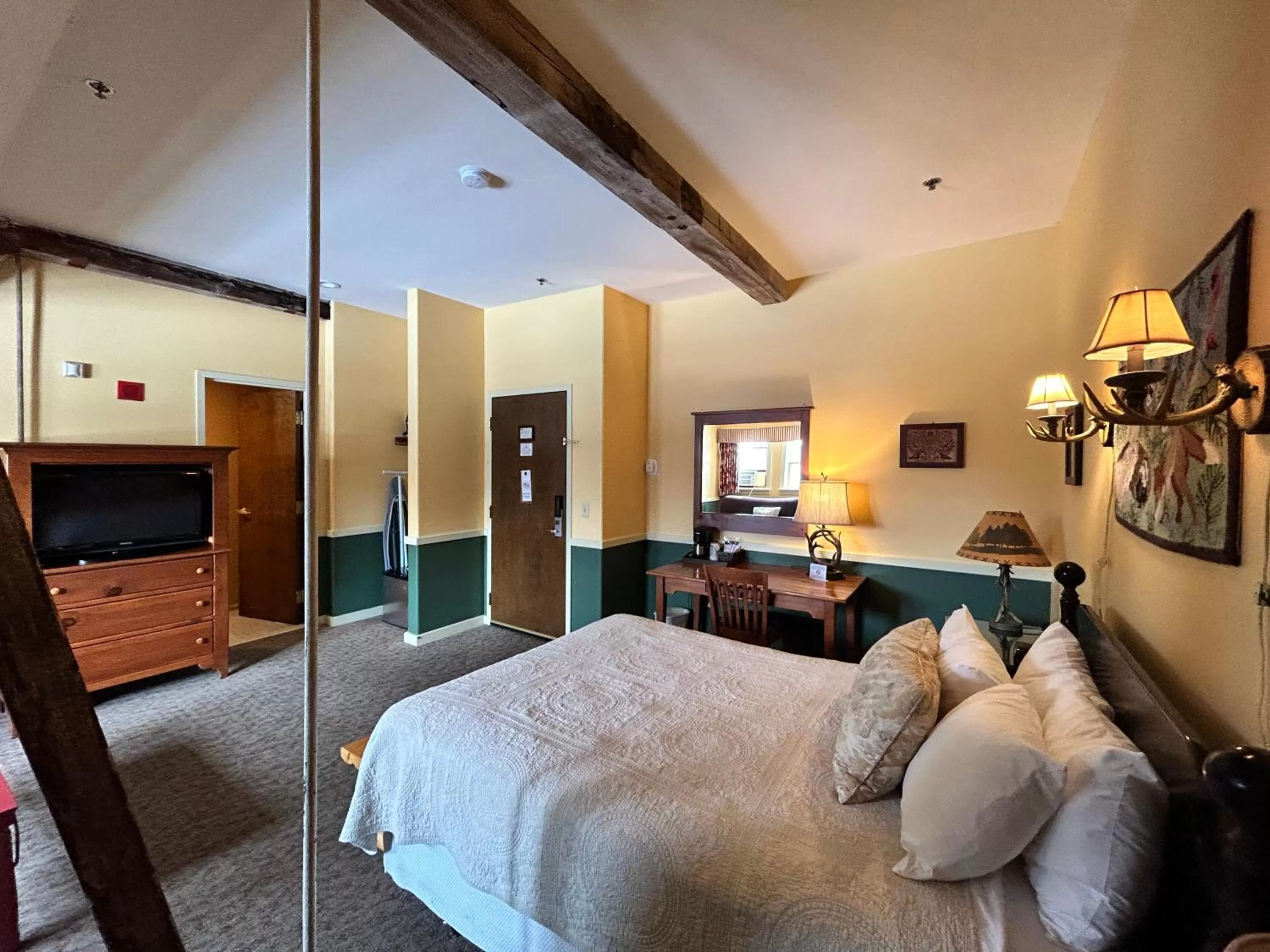 Bed in The Common Man Inn, Spa & Lodge