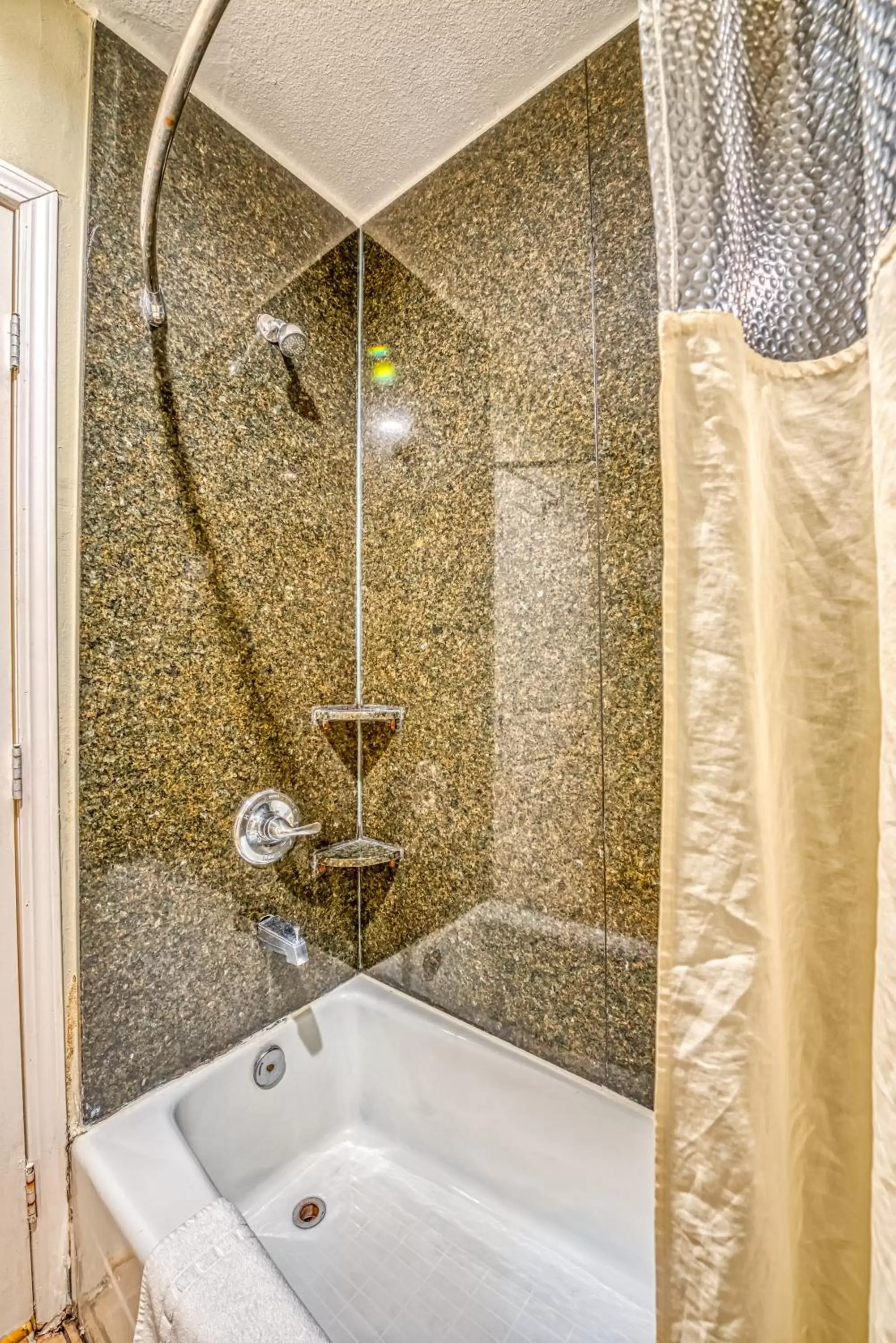 Shower, Bathroom in Hollywood City Inn