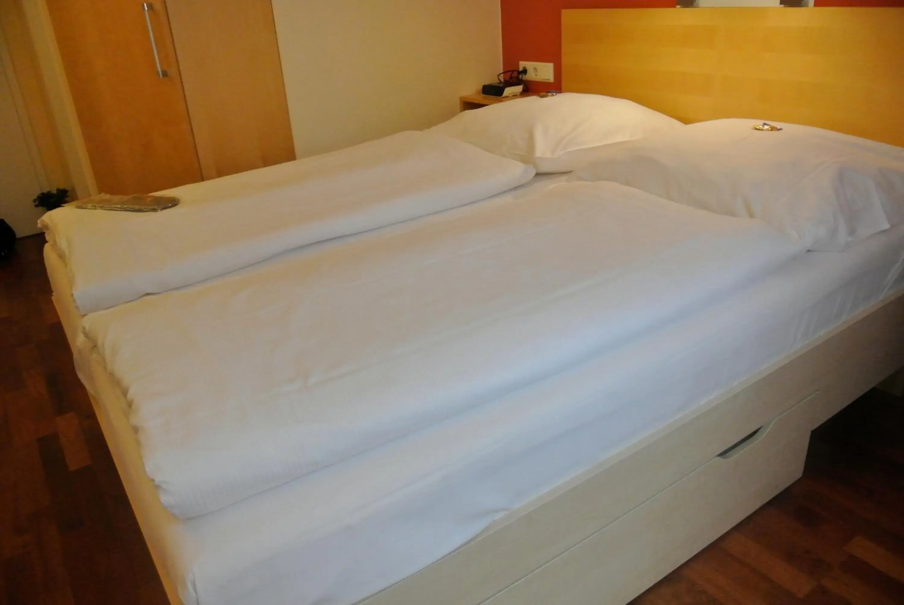 Bed in Town Hotel Wiesbaden - kleines Privathotel mit Self-Check-In in Bestlage