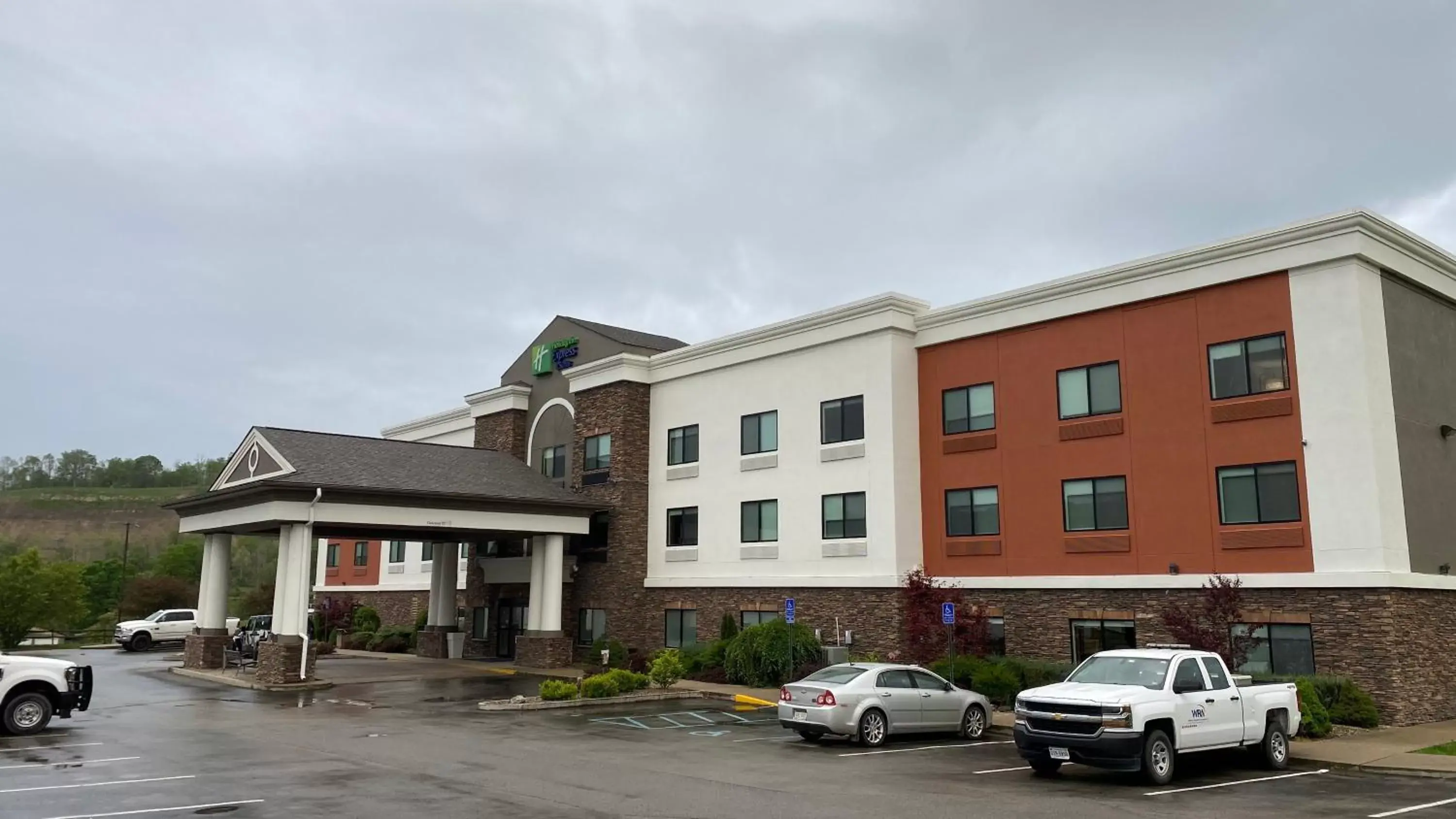 Property Building in Holiday Inn Express Hotel & Suites Weston, an IHG Hotel