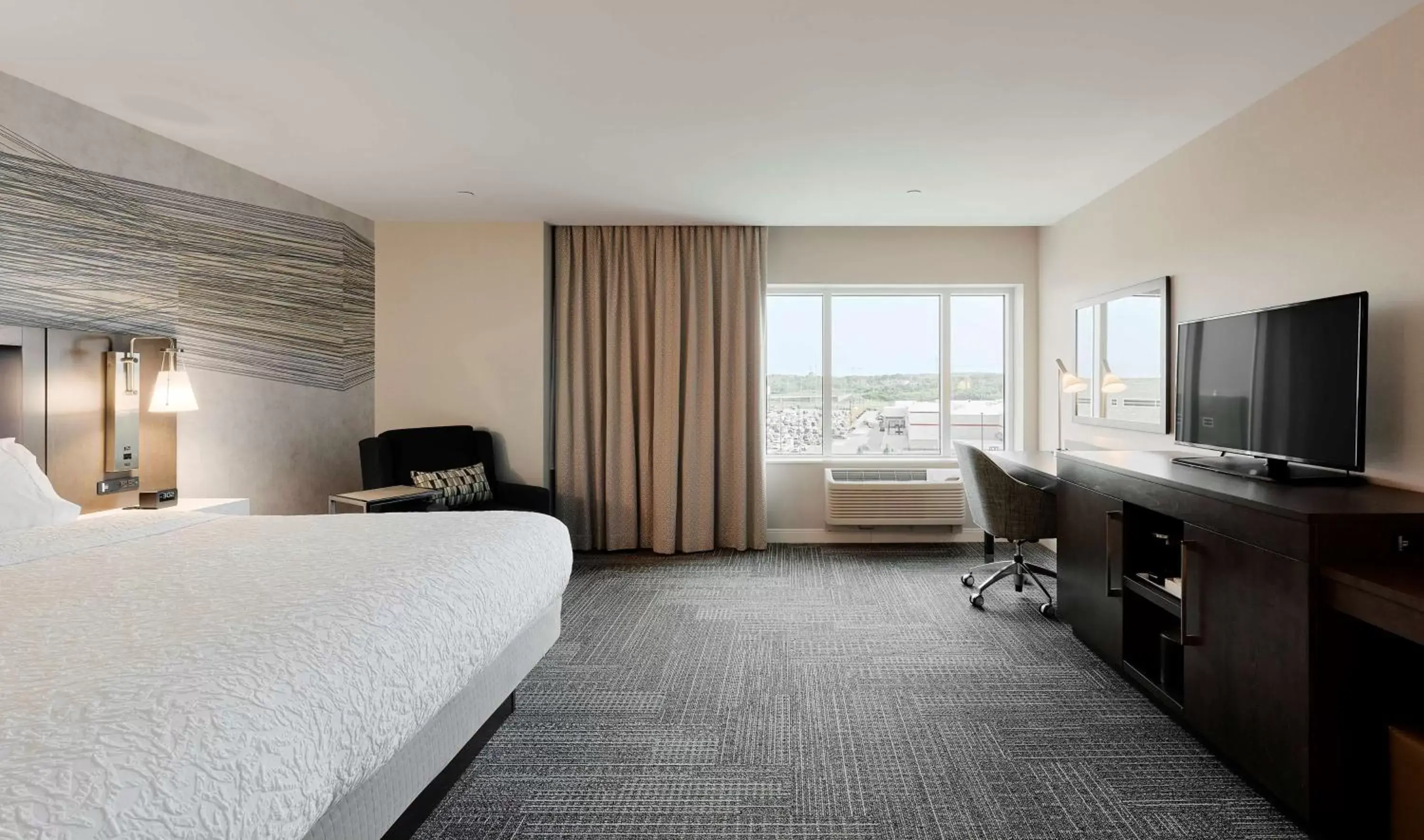 Bedroom, TV/Entertainment Center in Hampton Inn & Suites By Hilton Quebec City /Saint-Romuald