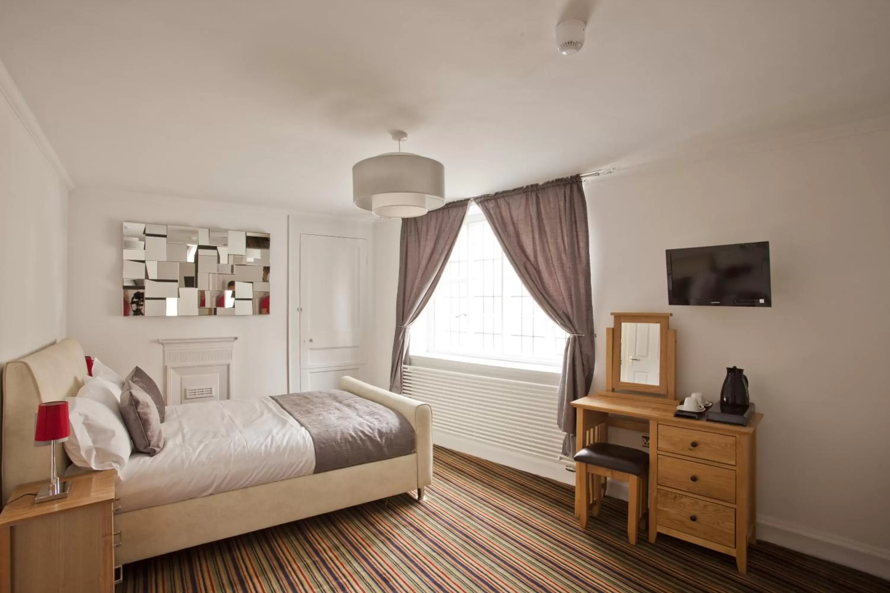 Bedroom, Bed in Burton Stone Inn - Free Parking on site