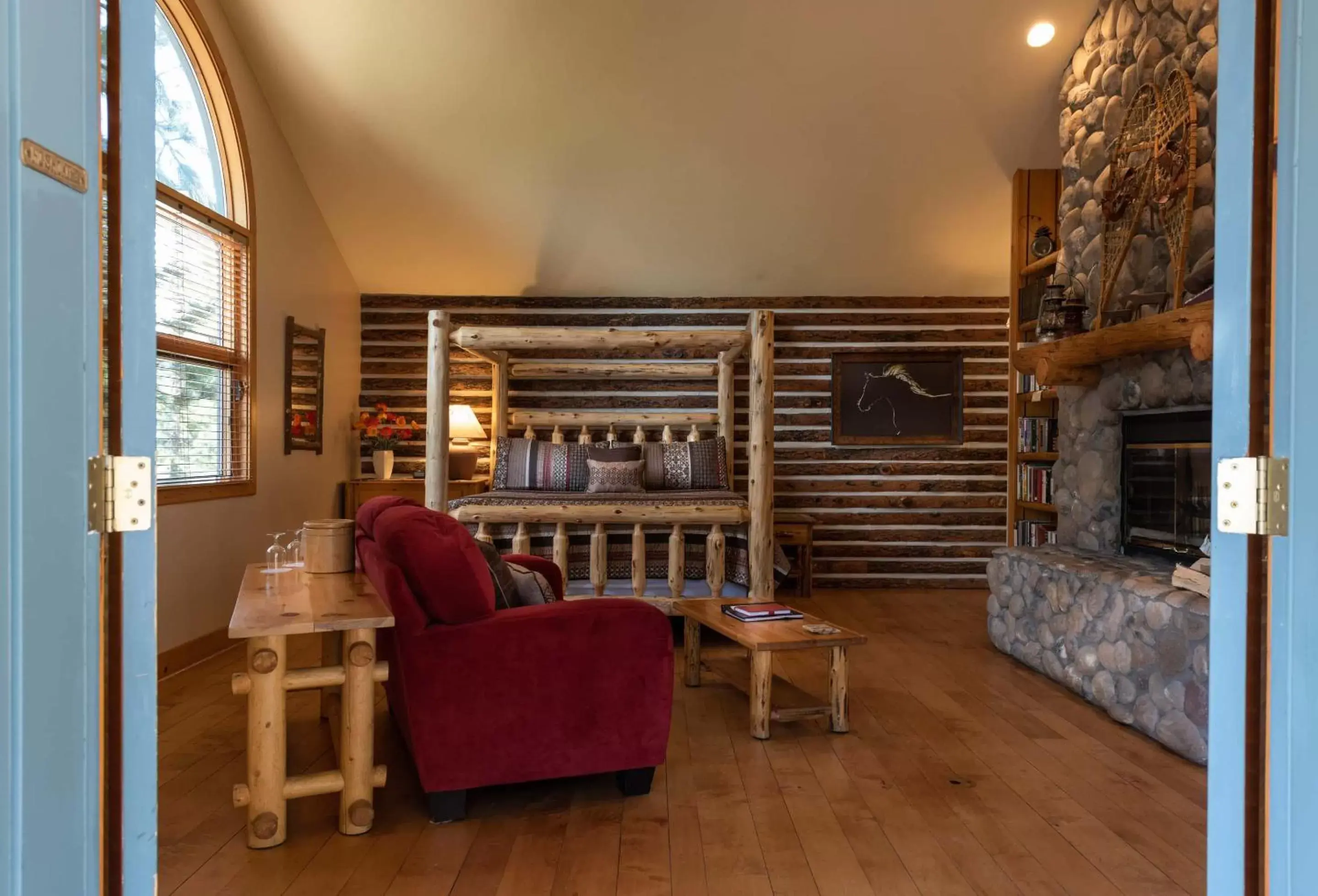 Seating Area in Romantic RiverSong Inn