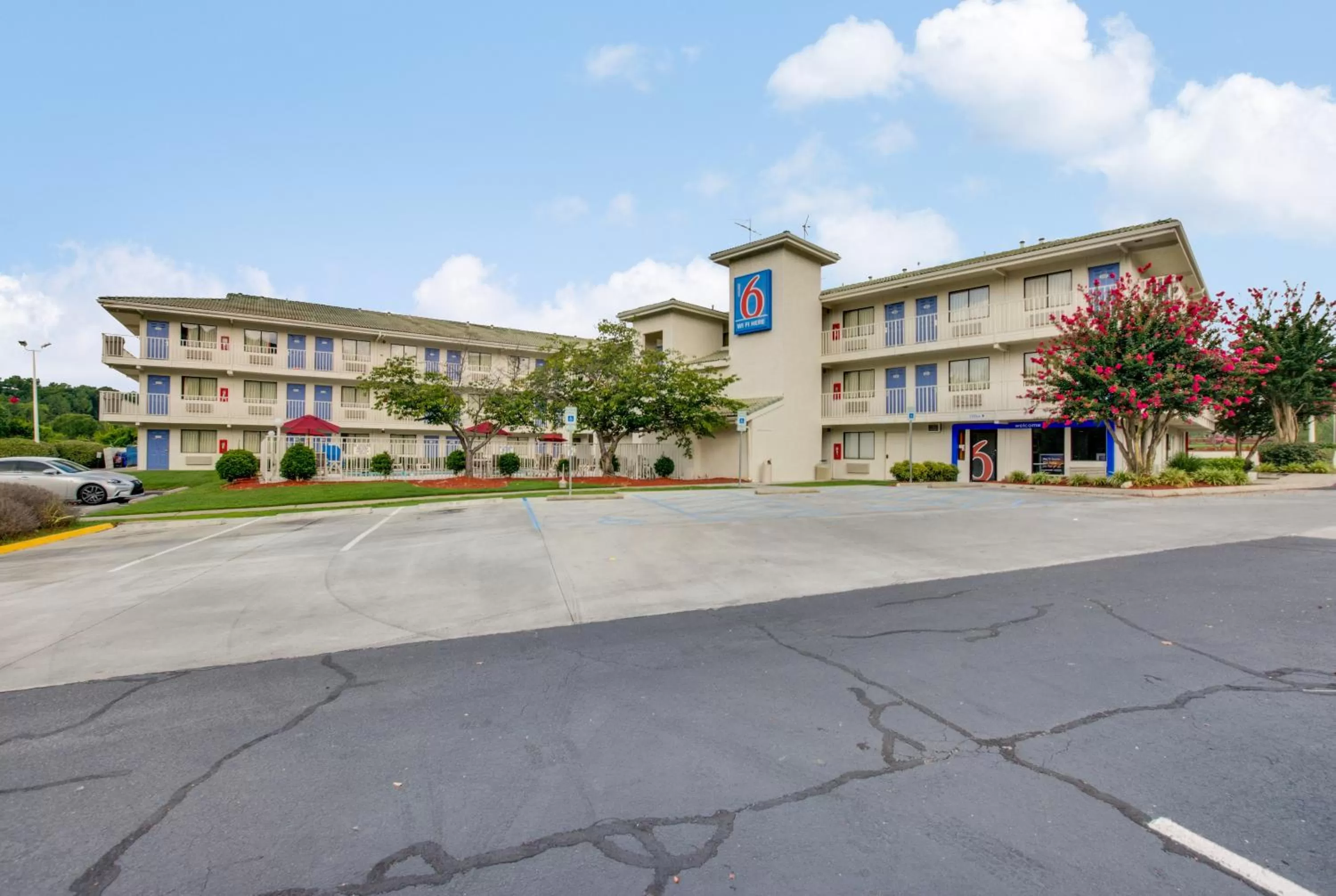 Facade/entrance in Motel 6-Columbus, OH - West