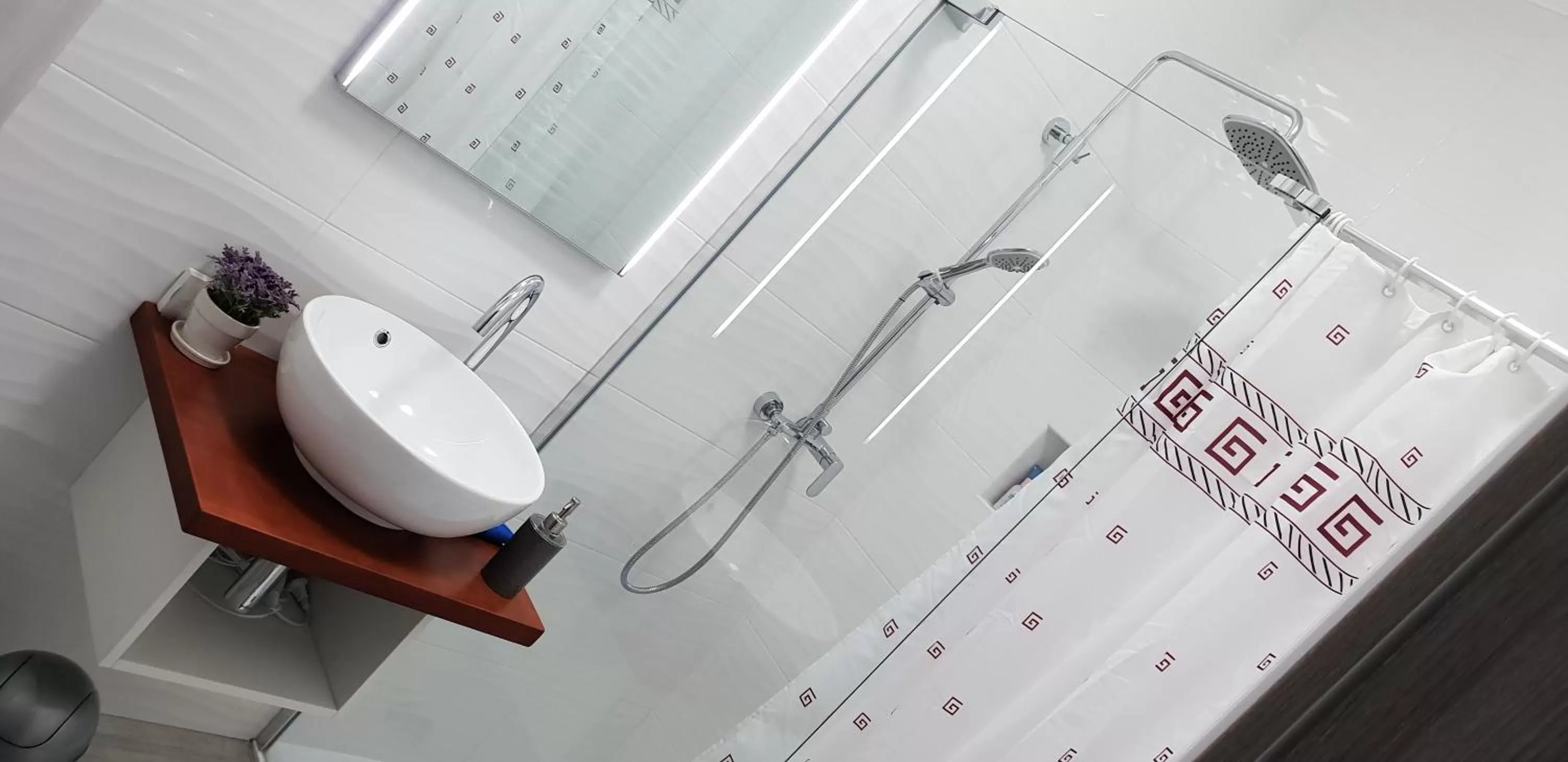 Shower in KE-TO Zagreb Airport Rooms