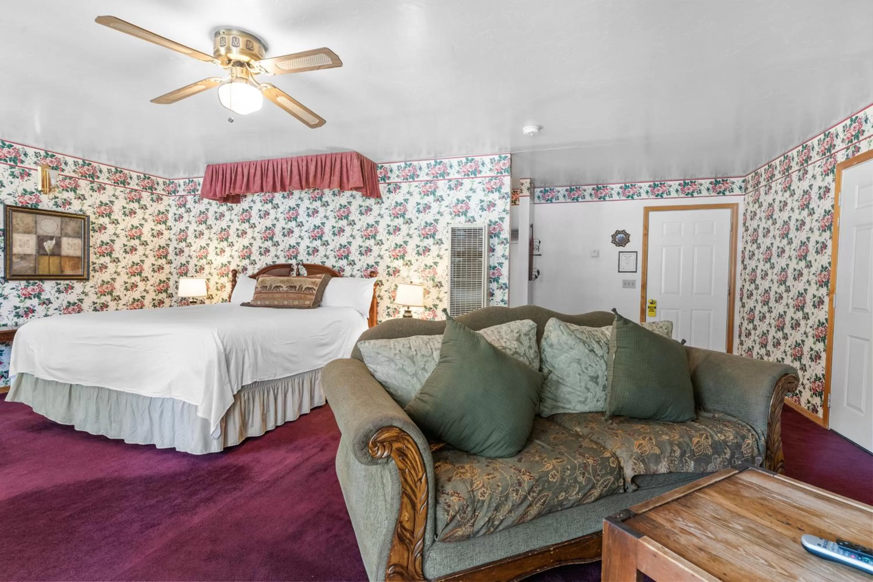 Photo of the whole room, Bed in Black Forest Lodge