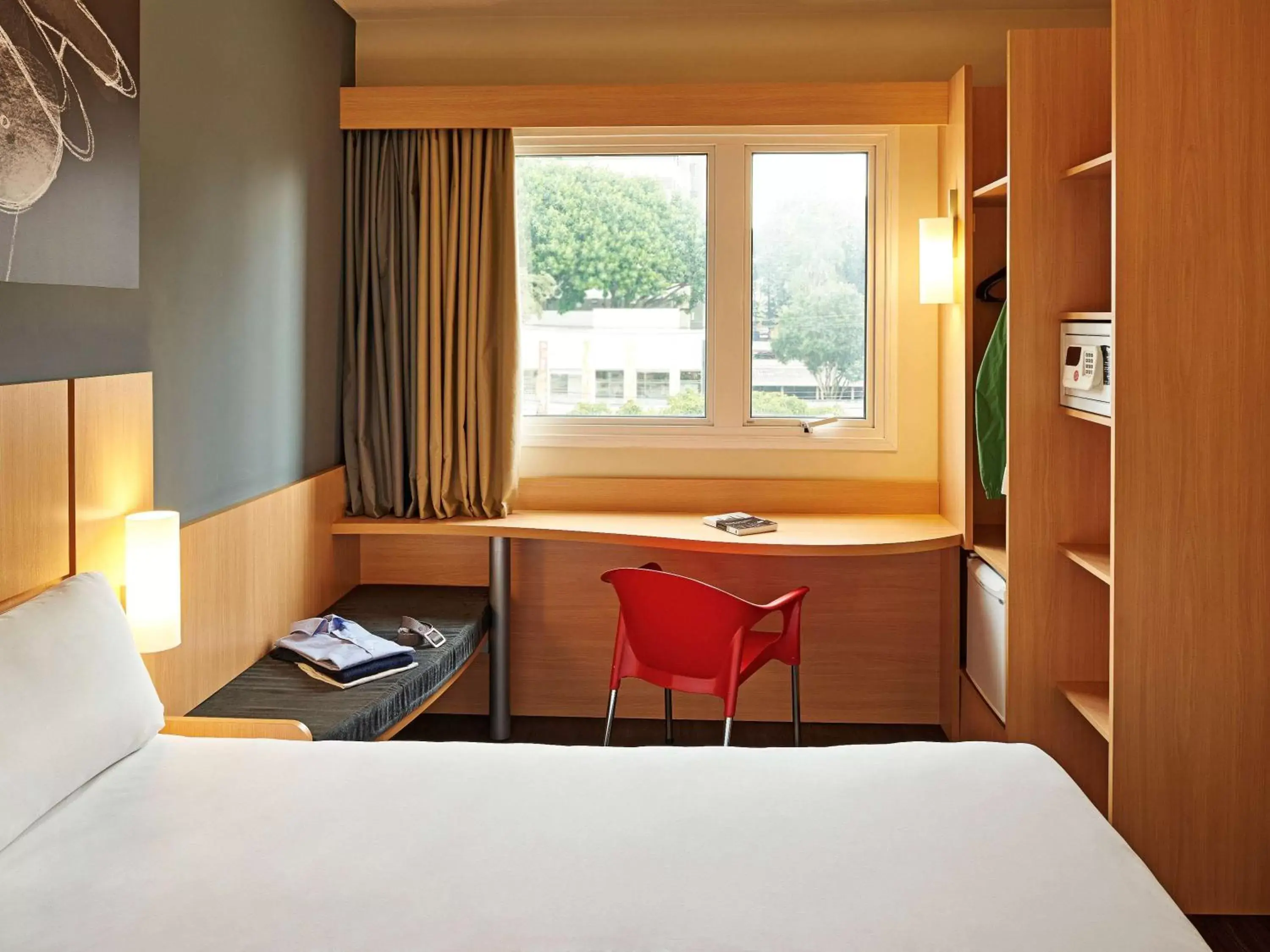 Photo of the whole room, Bed in ibis Curitiba Batel