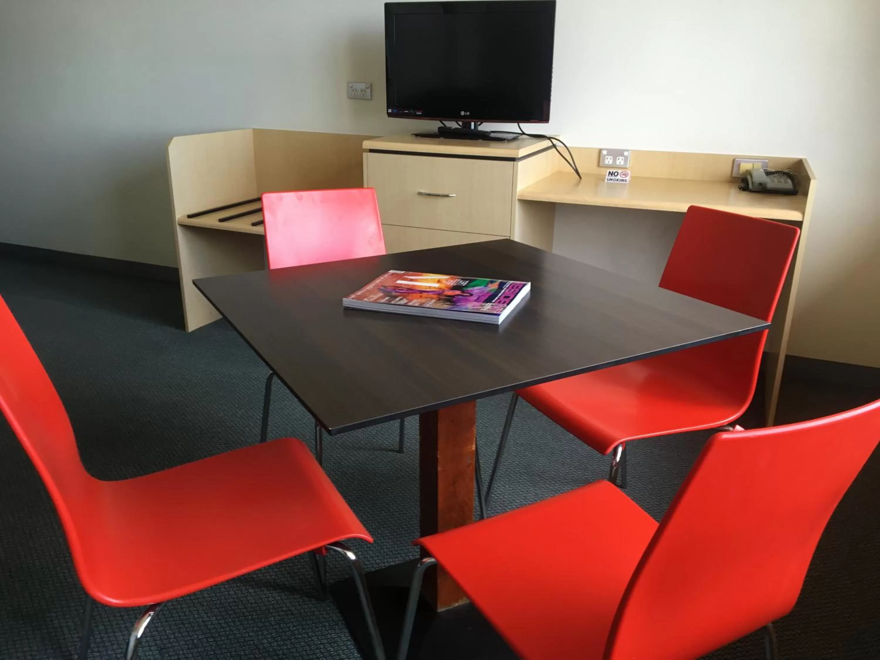 Living room in Frontier Hotel Darwin