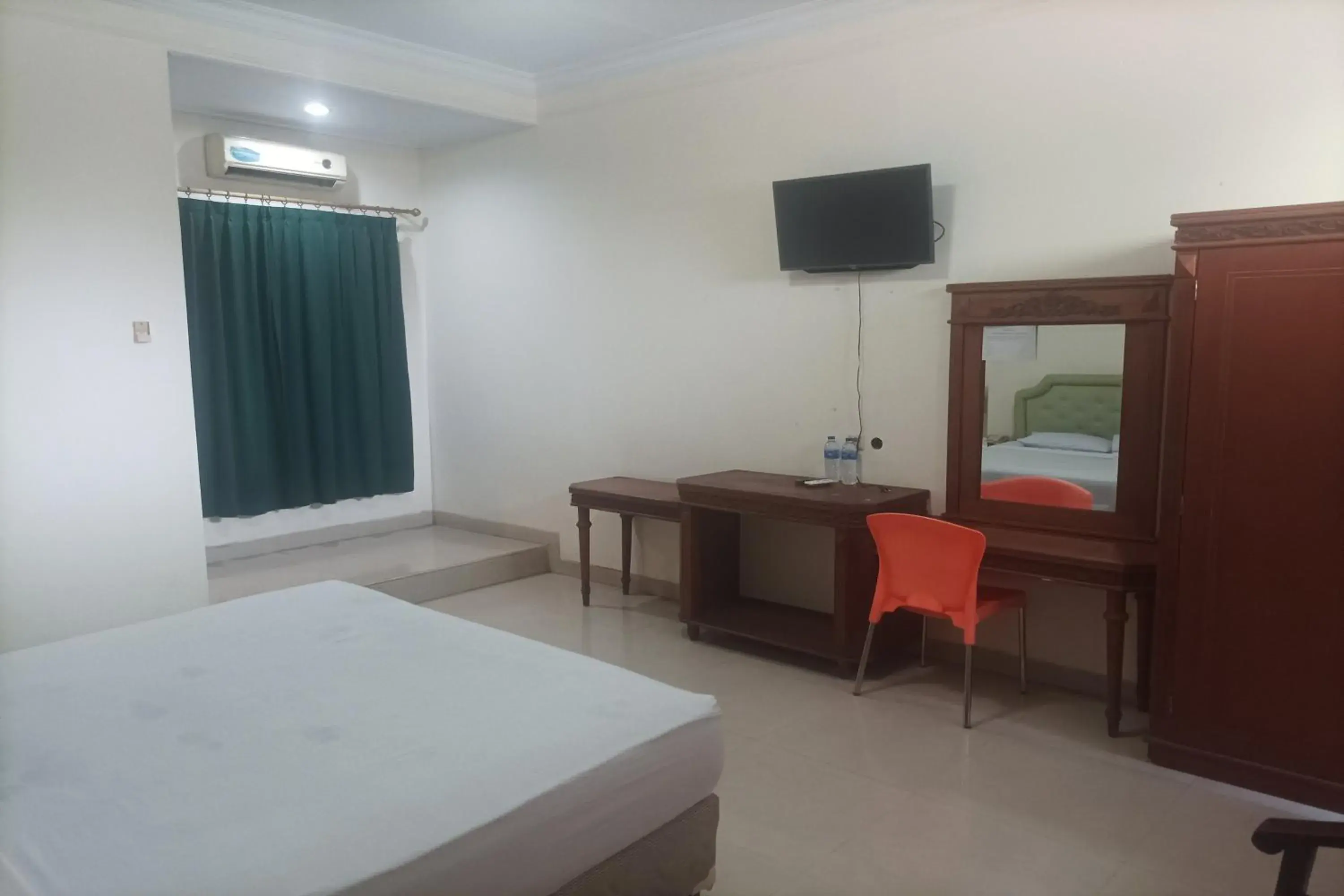 Bedroom, TV/Entertainment Center in RedDoorz Plus near Alun Alun Kejaksan Cirebon