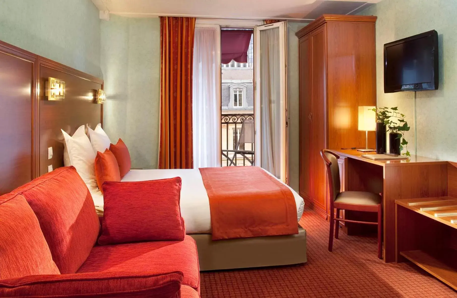 Bedroom, Bed in Hotel Terminus Lyon