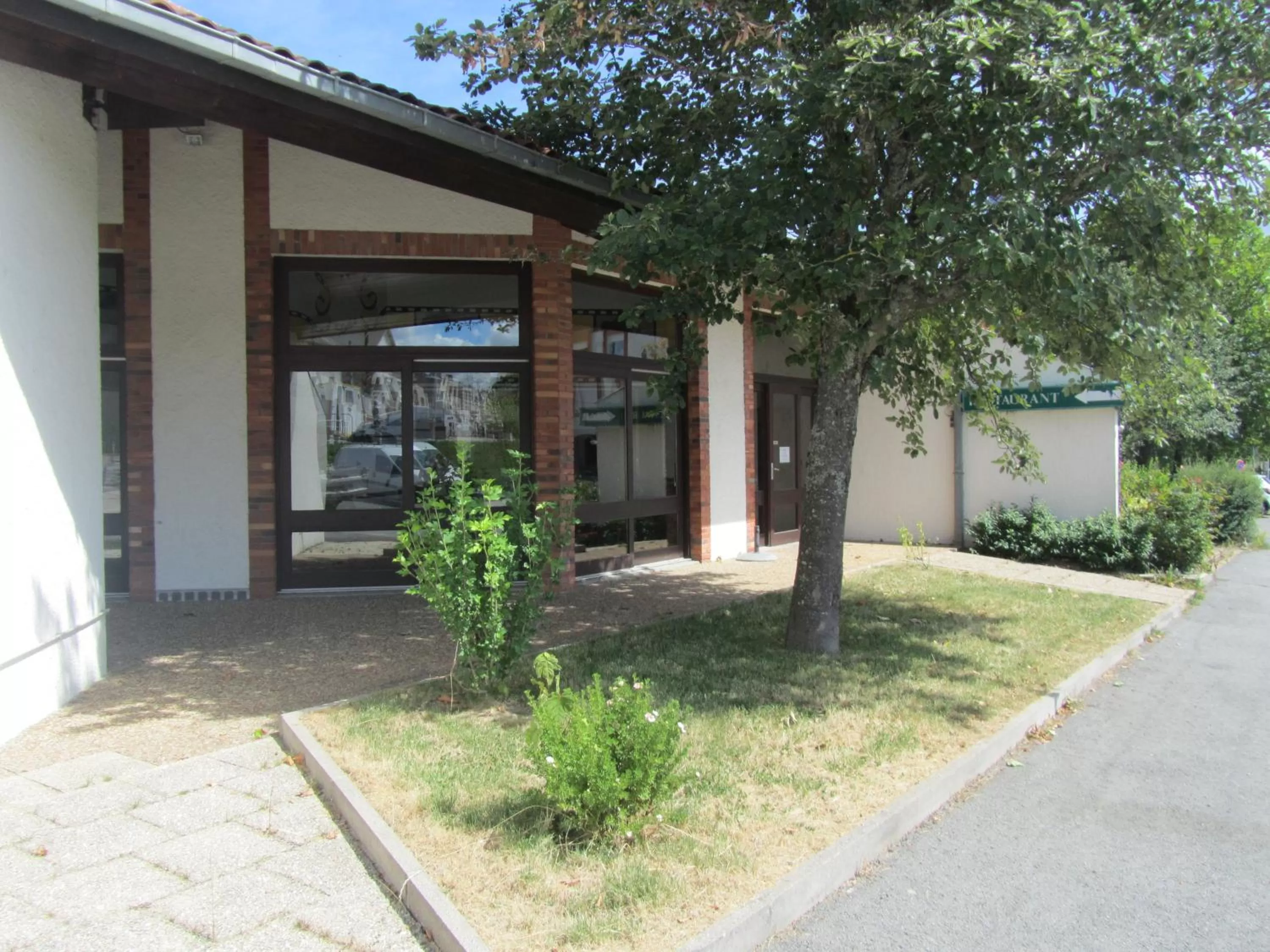 Patio, Property Building in Hôtel - Restaurant Le Saint Joseph