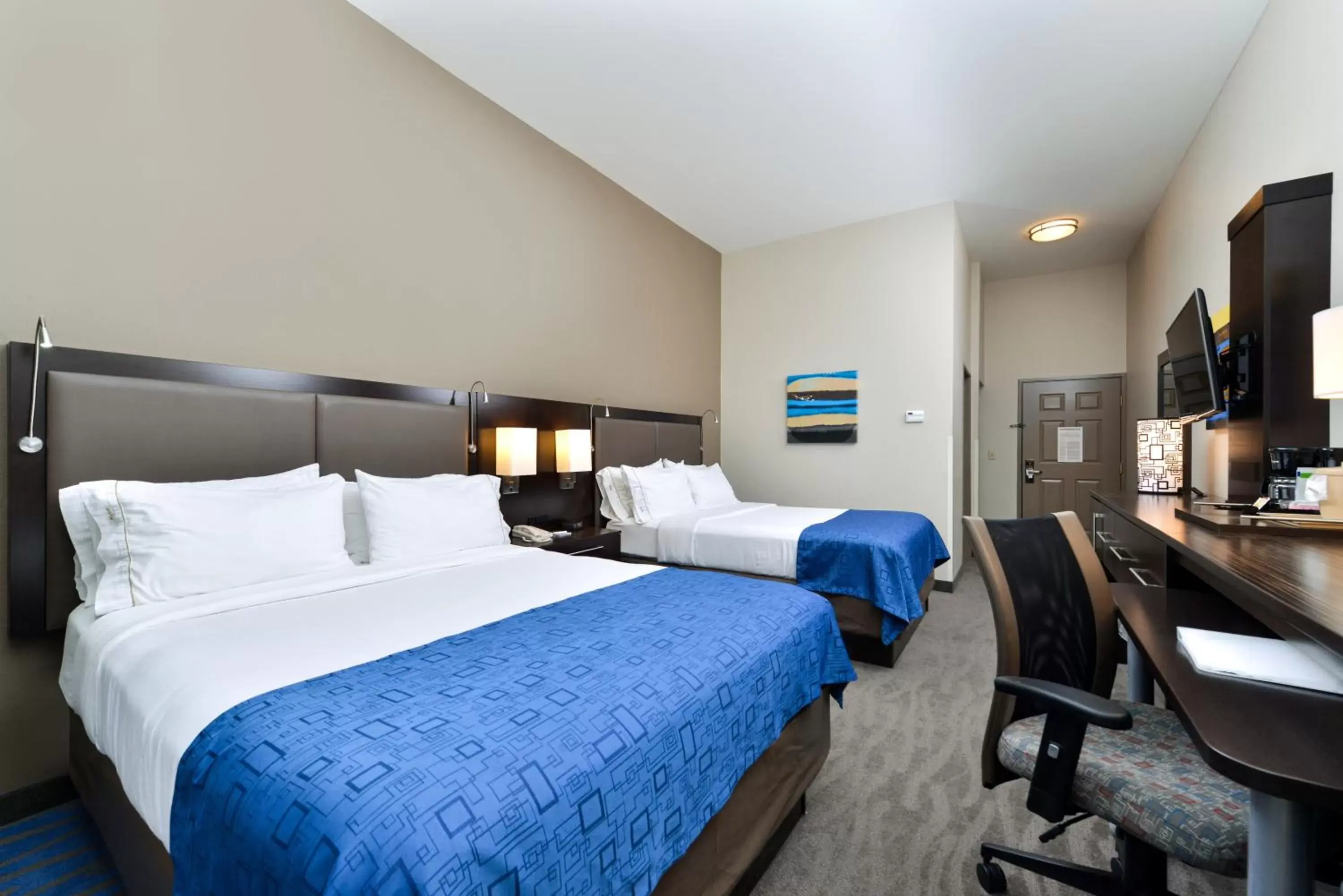 Photo of the whole room, Bed in Holiday Inn Express Hotel & Suites St. Louis West-O'Fallon, an IHG Hotel