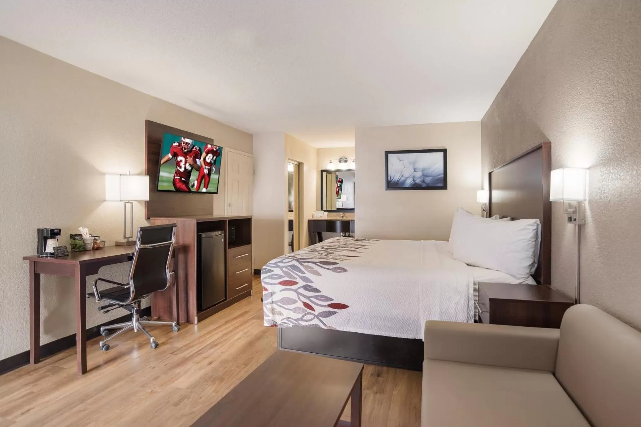 Bedroom, Bed in Red Roof Inn Baltimore South Glen Burnie