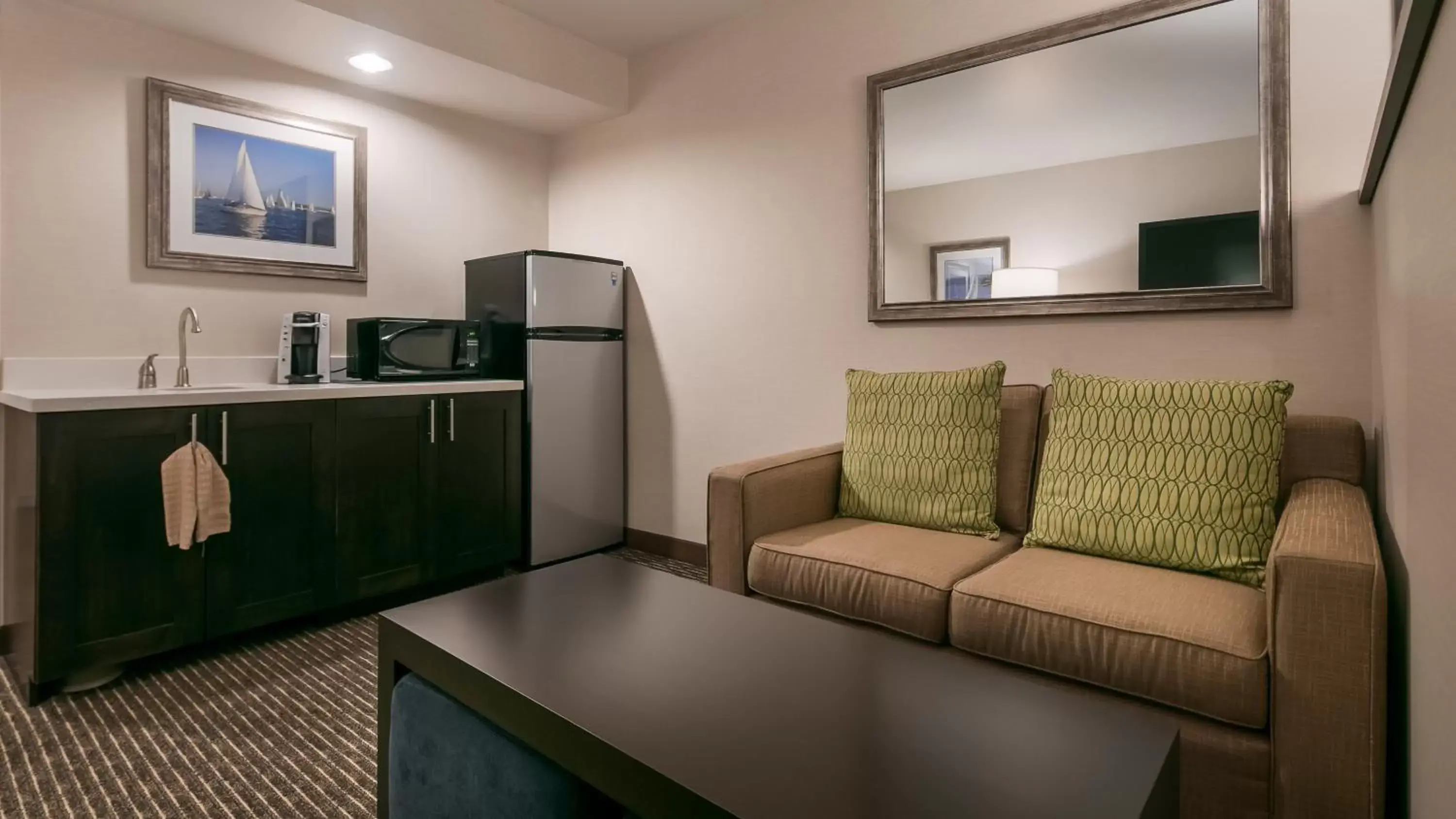 Photo of the whole room, Seating Area in Holiday Inn Express Bellingham, an IHG Hotel