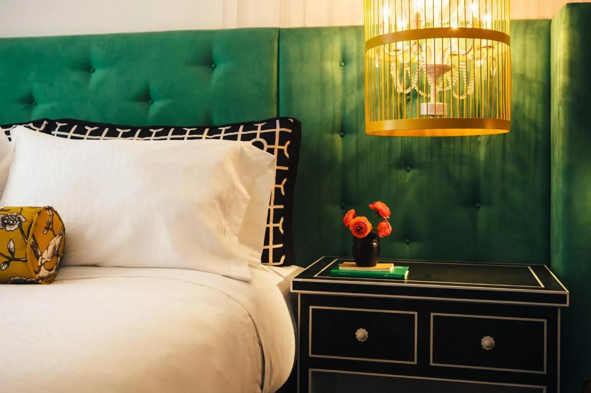 King Room with Mobility Accessible Roll-In Shower in Kimpton Hotel Monaco Pittsburgh, an IHG Hotel King Room with Mobility Accessible Roll-In Shower in Kimpton Hotel Monaco Pittsburgh, an IHG Hotel