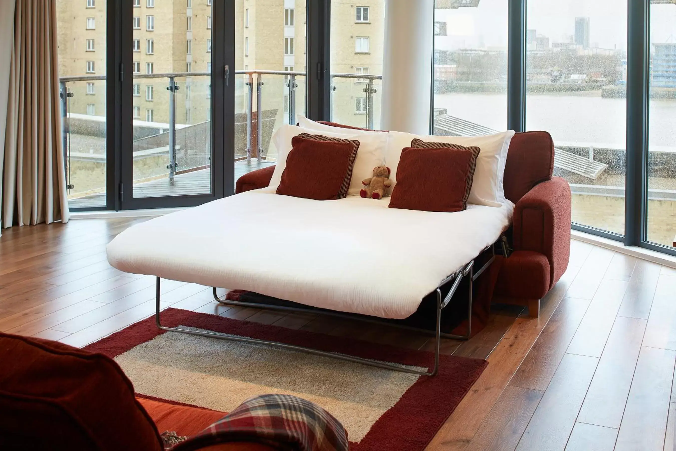 Living room, Bed in Marlin Canary Wharf
