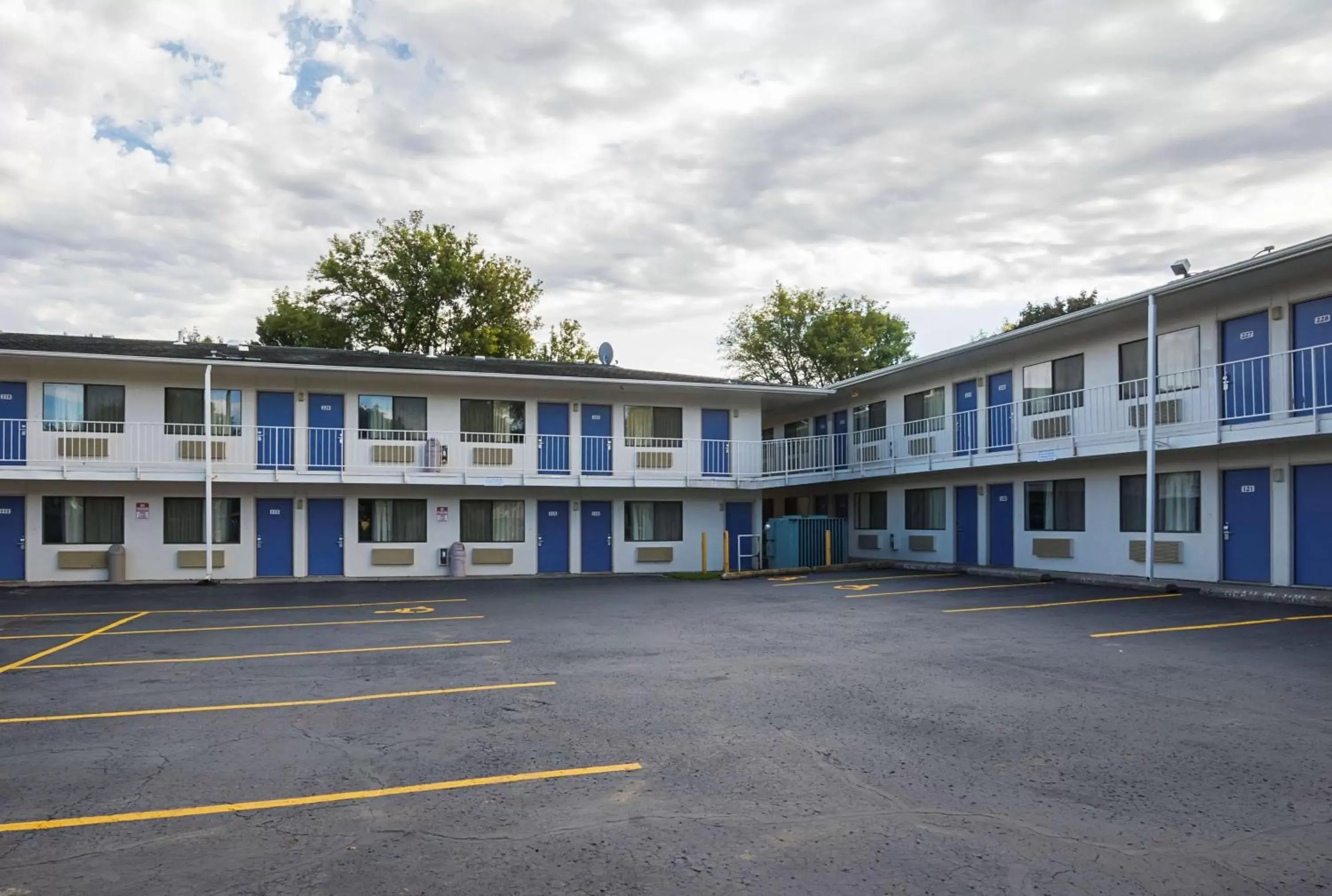 Property building in Motel 6-Rochester, MN Property building in Motel 6-Rochester, MN
