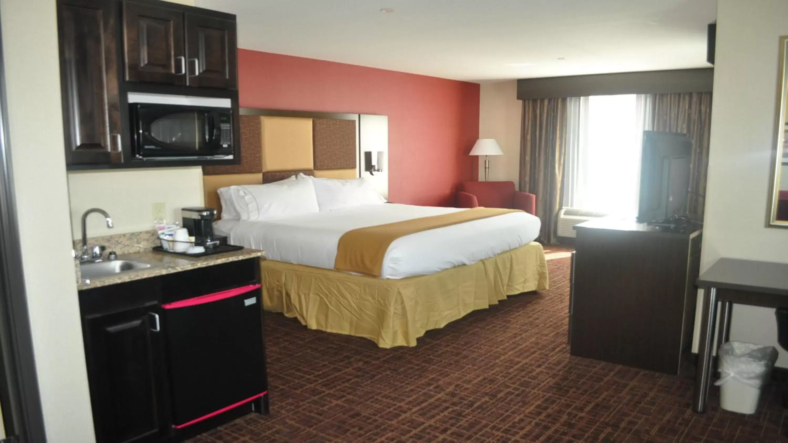 Photo of the whole room, Bed in Holiday Inn Express Greensburg, an IHG Hotel