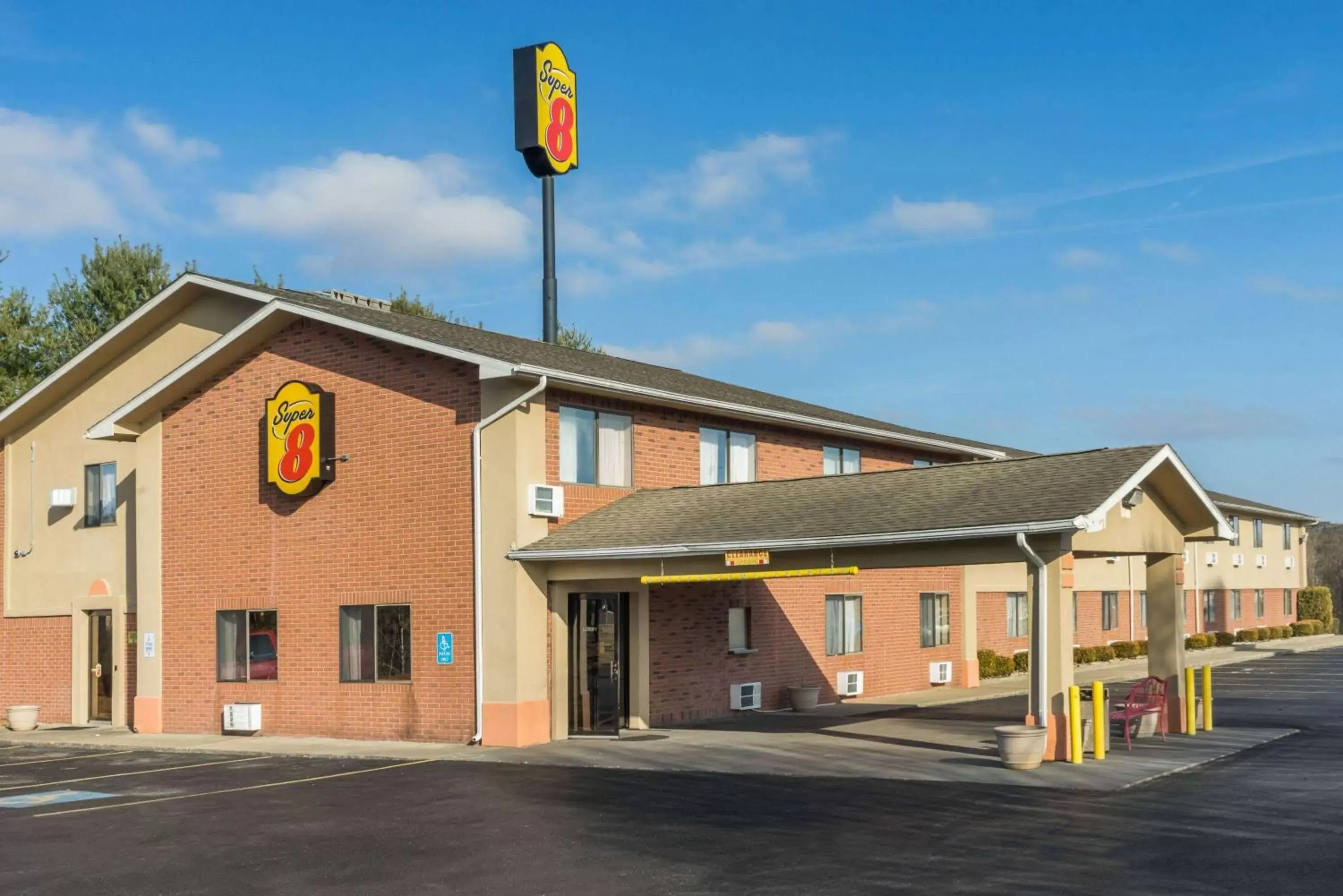 Property Building in Super 8 by Wyndham Munfordville KY