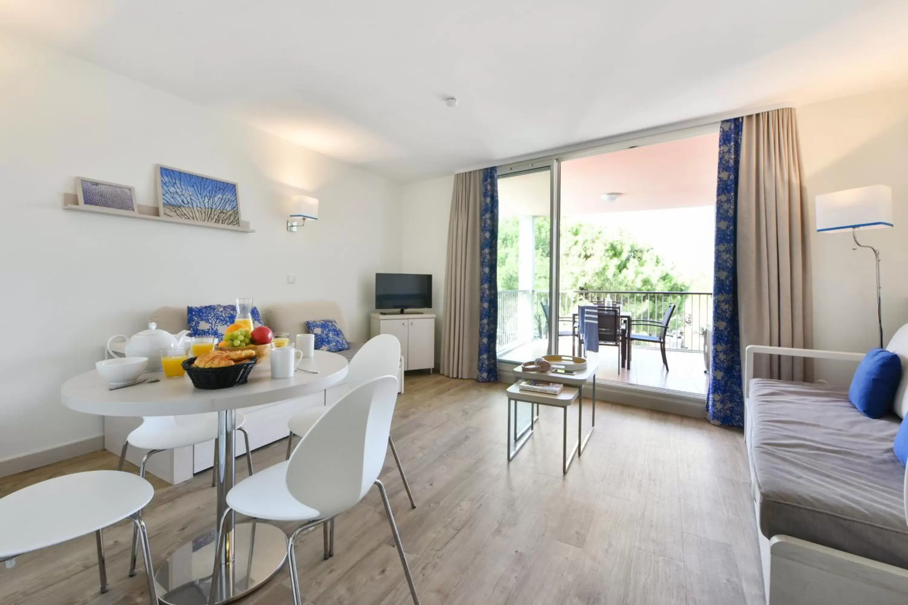 Communal lounge/ TV room, Dining Area in Résidence Pierre & Vacances Premium Port Prestige
