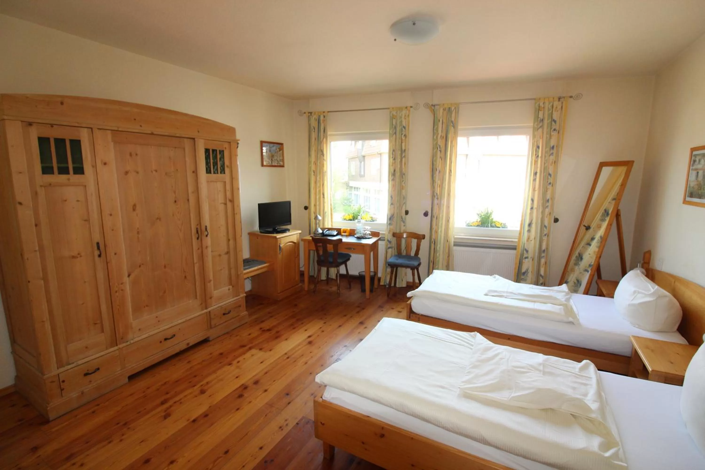 Photo of the whole room, Bed in Franziskaner am Markt