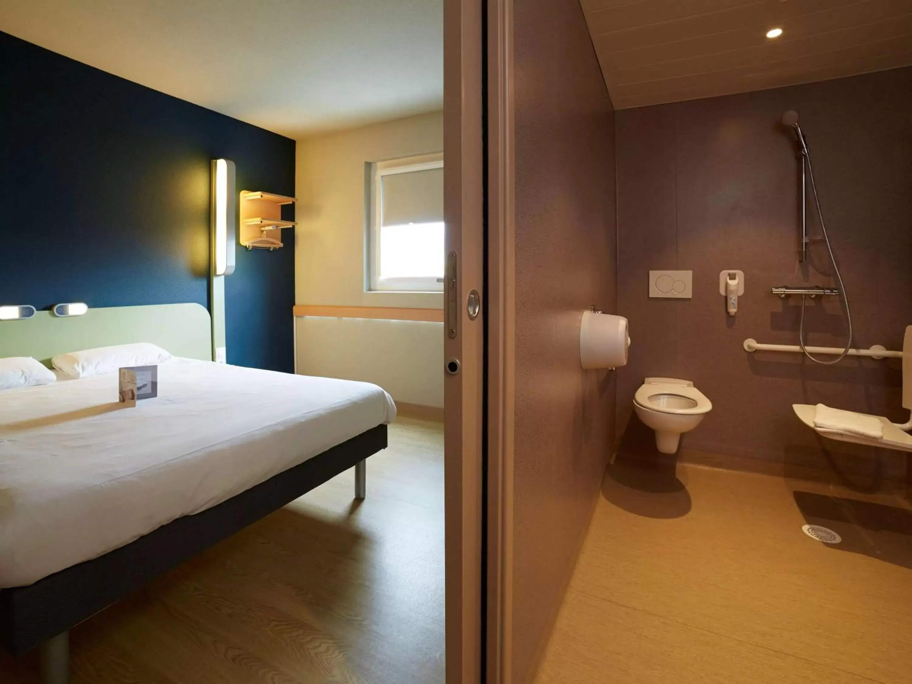 Photo of the whole room, Bathroom in Ibis Budget Chalon Sur Saone Nord