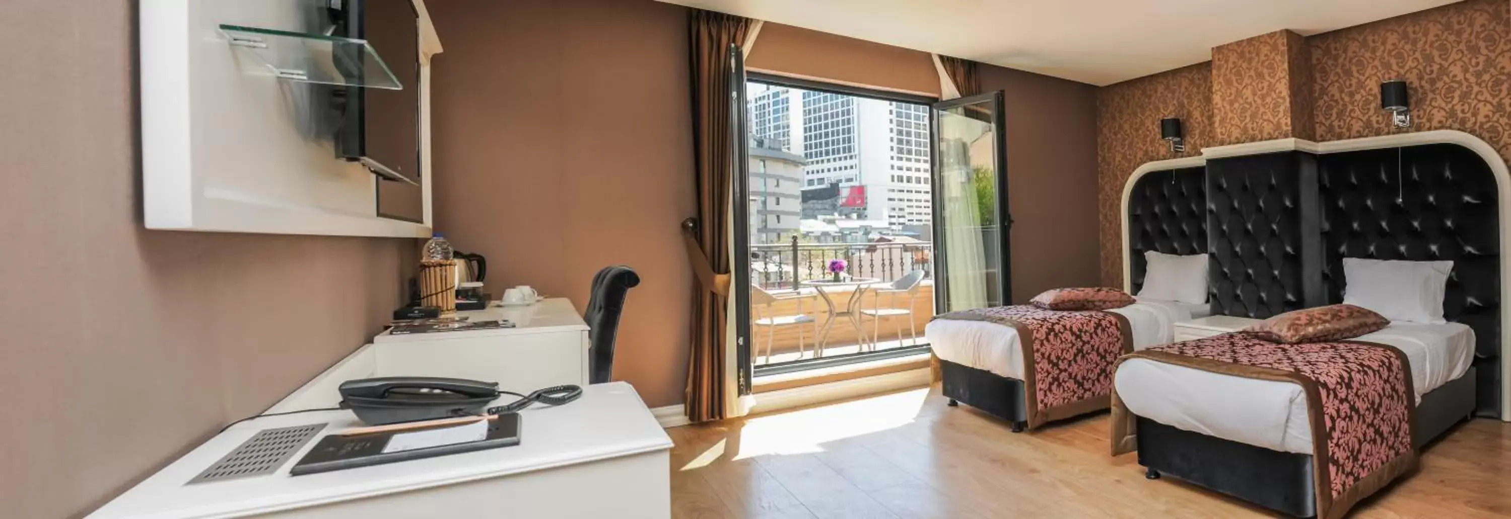 Bed, Kitchen/Kitchenette in Dencity Hotels & Spa