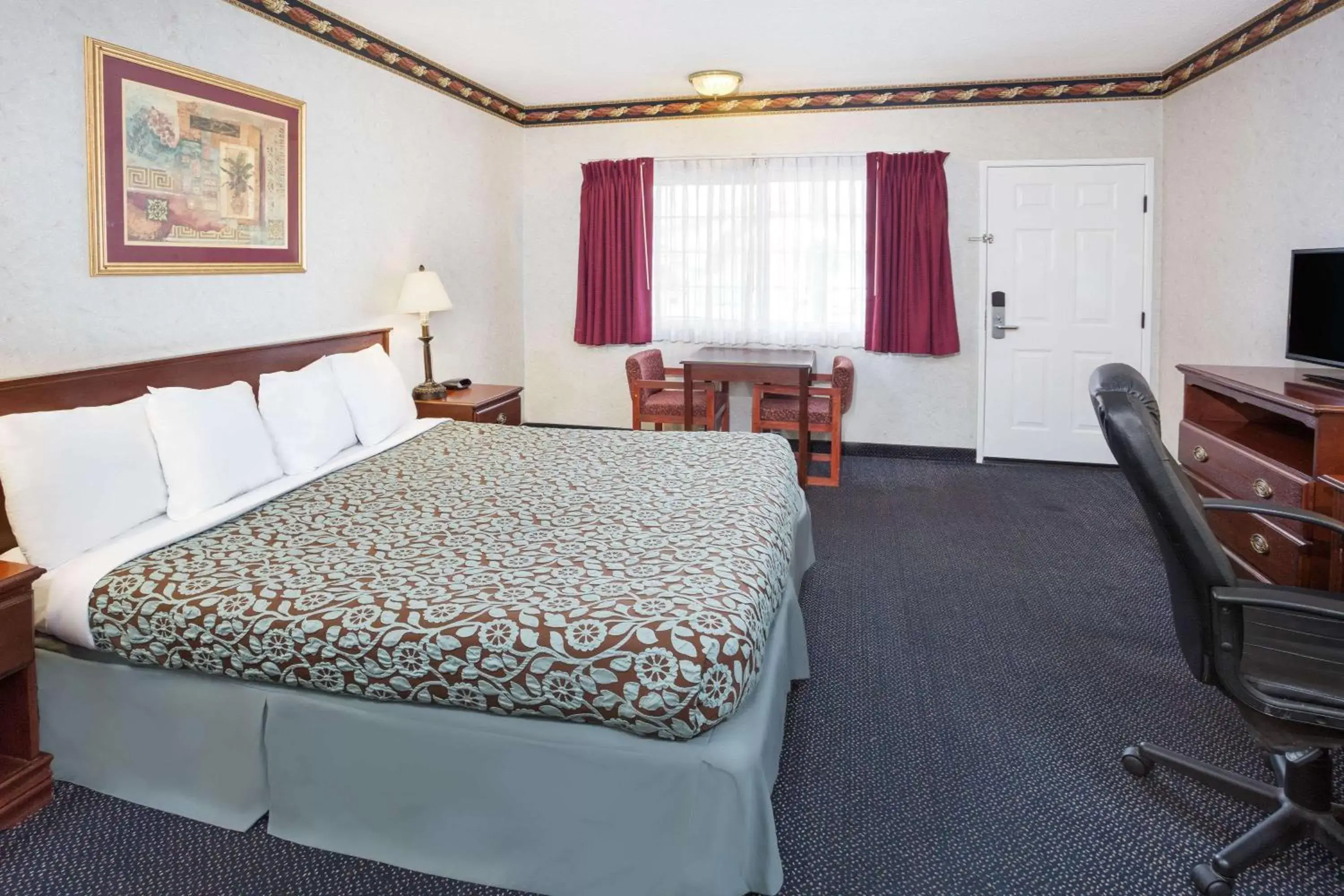 Photo of the whole room, Bed in Sunset Inn