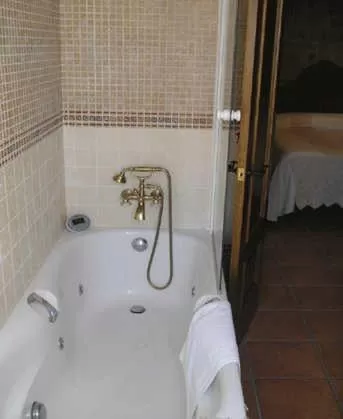 Bathroom, Bed in El Perro de Paterna