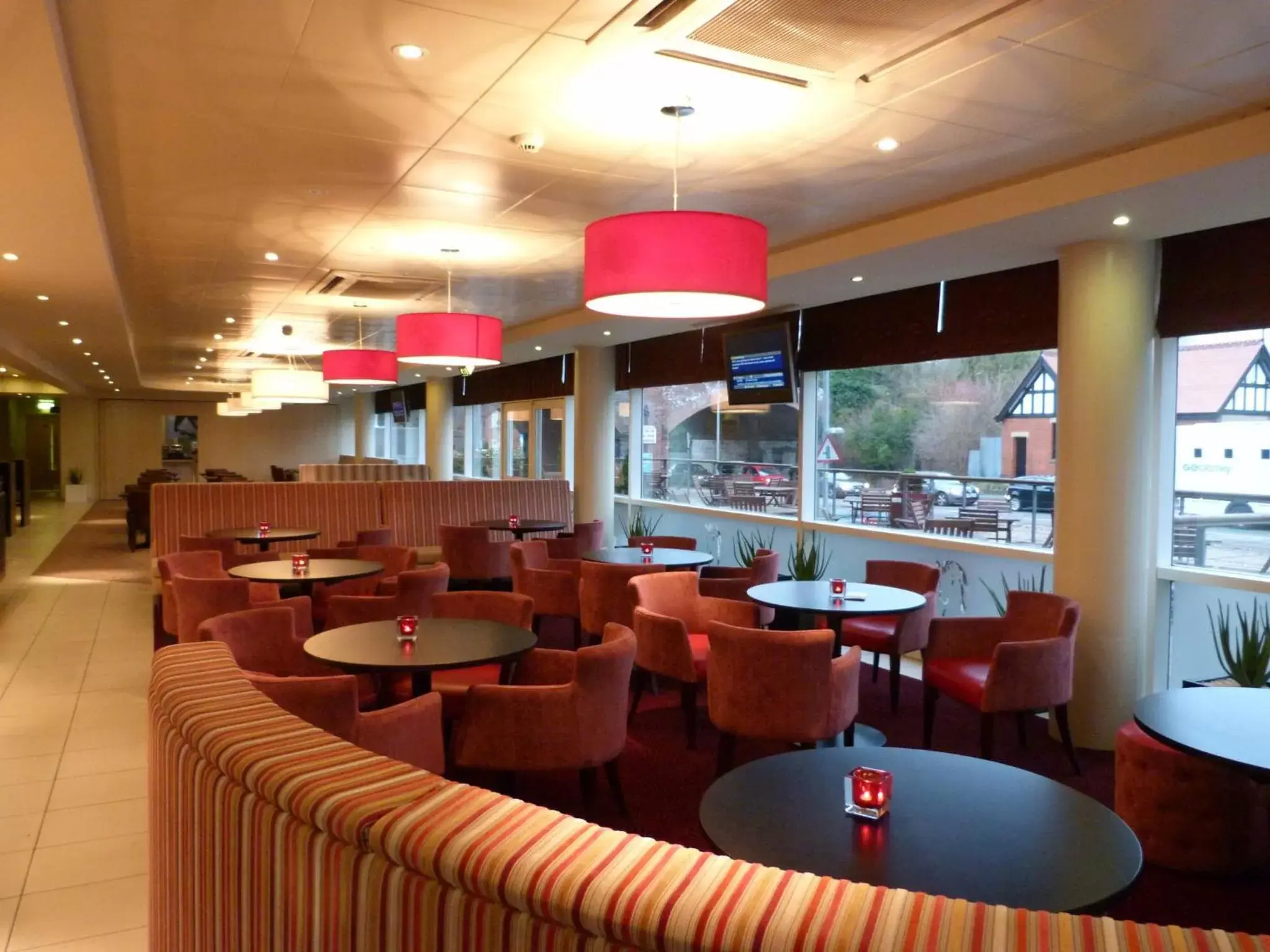 Lounge or bar, Lounge/Bar in Holiday Inn Express Chester Racecourse
